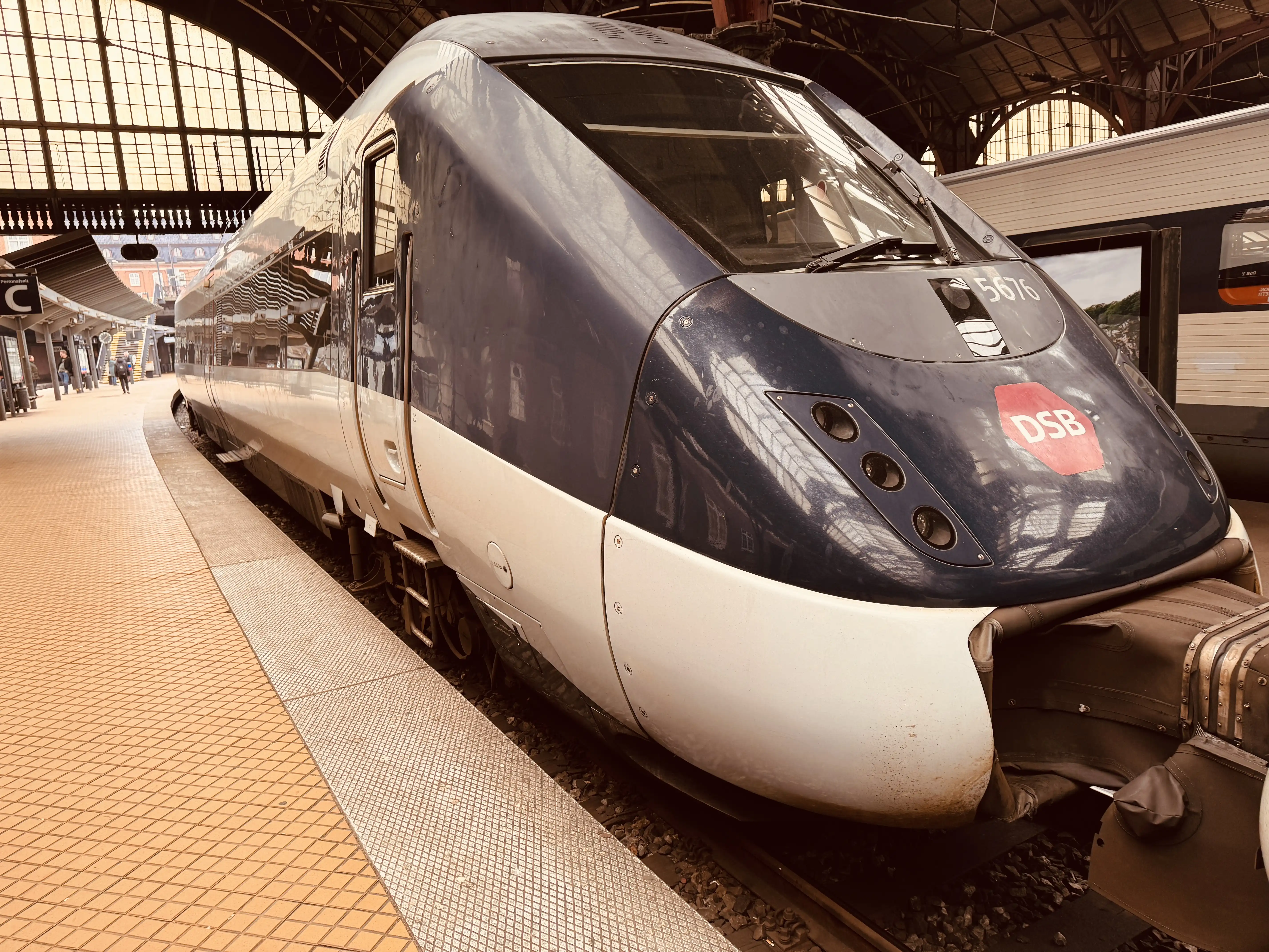 Billede af DSB MG 5676 fotograferet ud for København Hovedbanegård. Billede af DSB MG 5676 fotograferet ud for København Hovedbanegård.