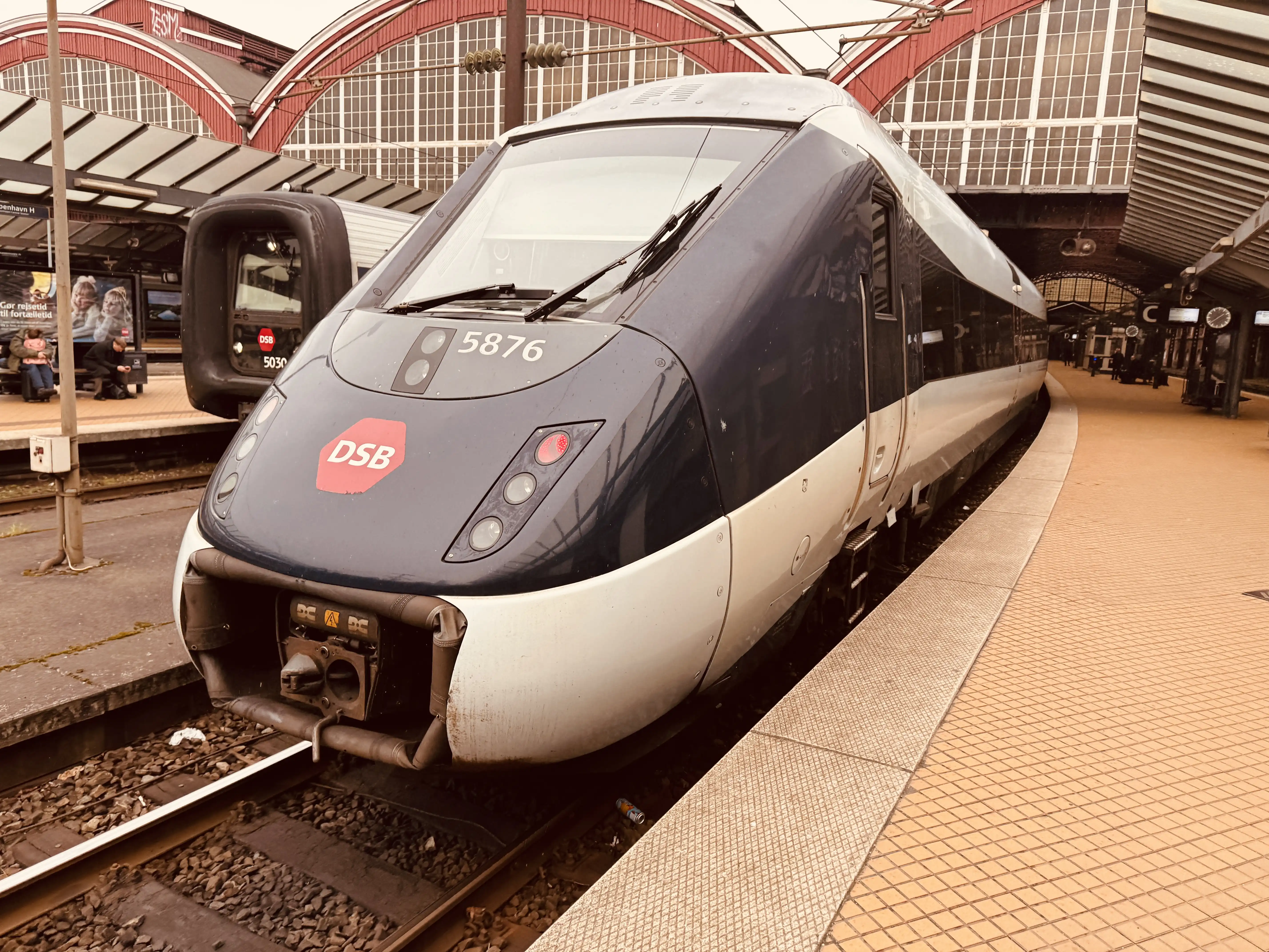 Billede af DSB MG 5676 fotograferet ud for København Hovedbanegård. Billede af DSB MG 5676 fotograferet ud for København Hovedbanegård.