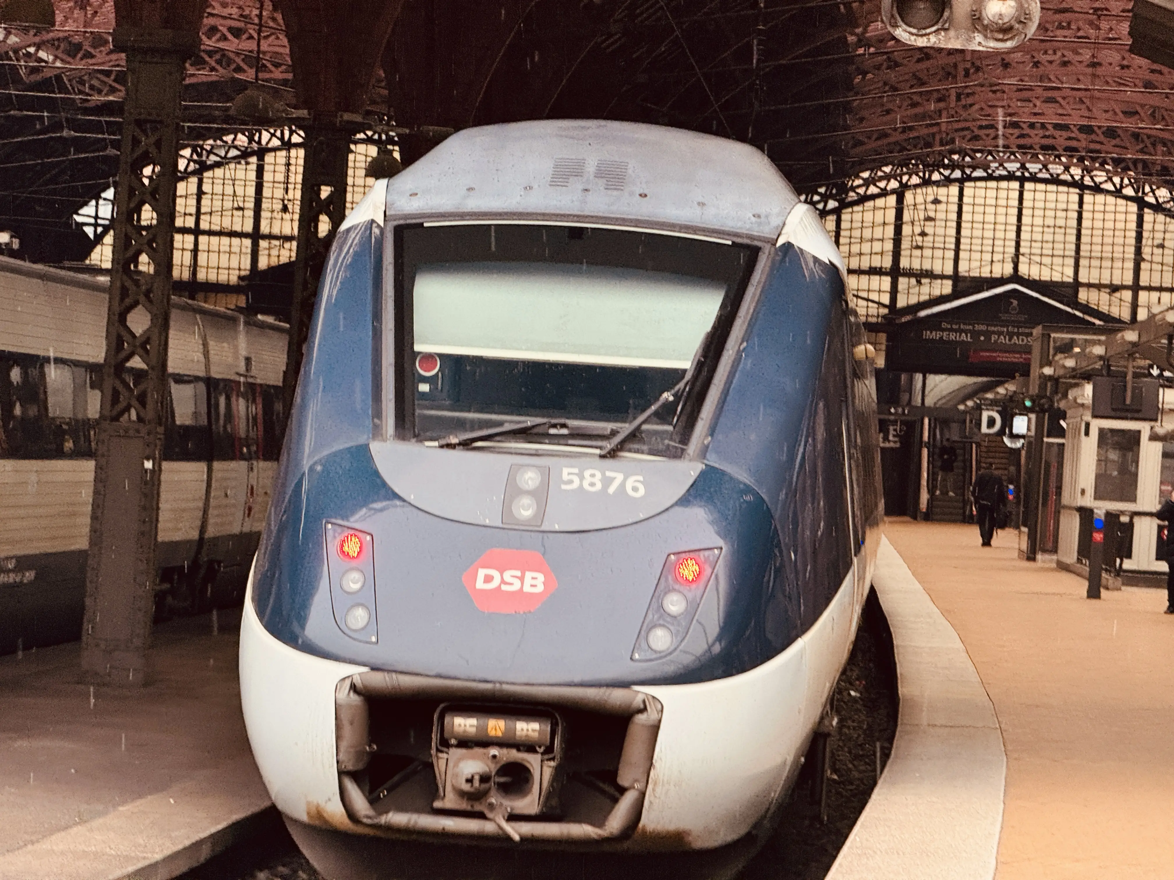 Billede af DSB MG 5676 fotograferet ud for København Hovedbanegård. Billede af DSB MG 5676 fotograferet ud for København Hovedbanegård.