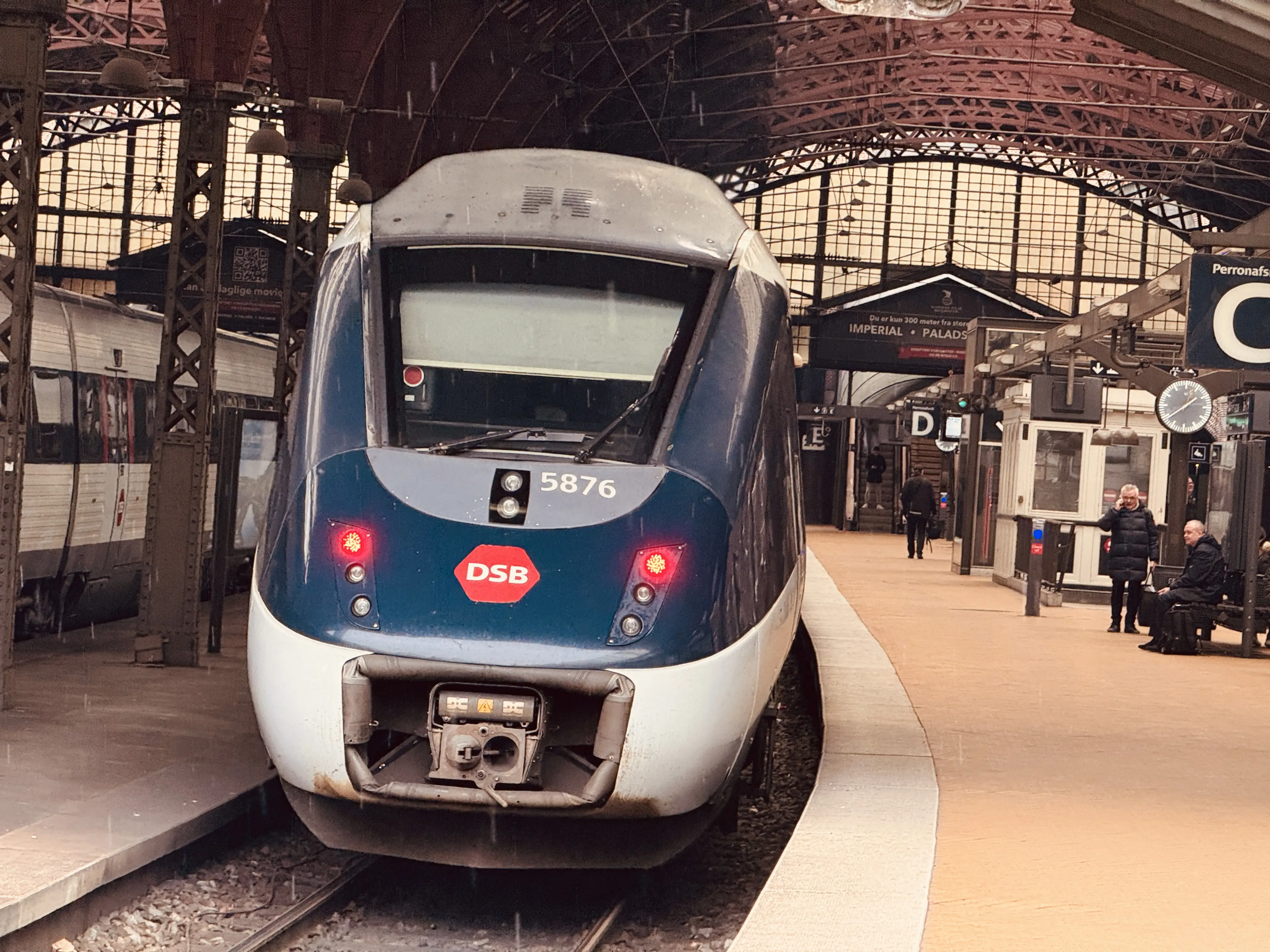 Billede af DSB MG 5676 fotograferet ud for København Hovedbanegård. Billede af DSB MG 5676 fotograferet ud for København Hovedbanegård.