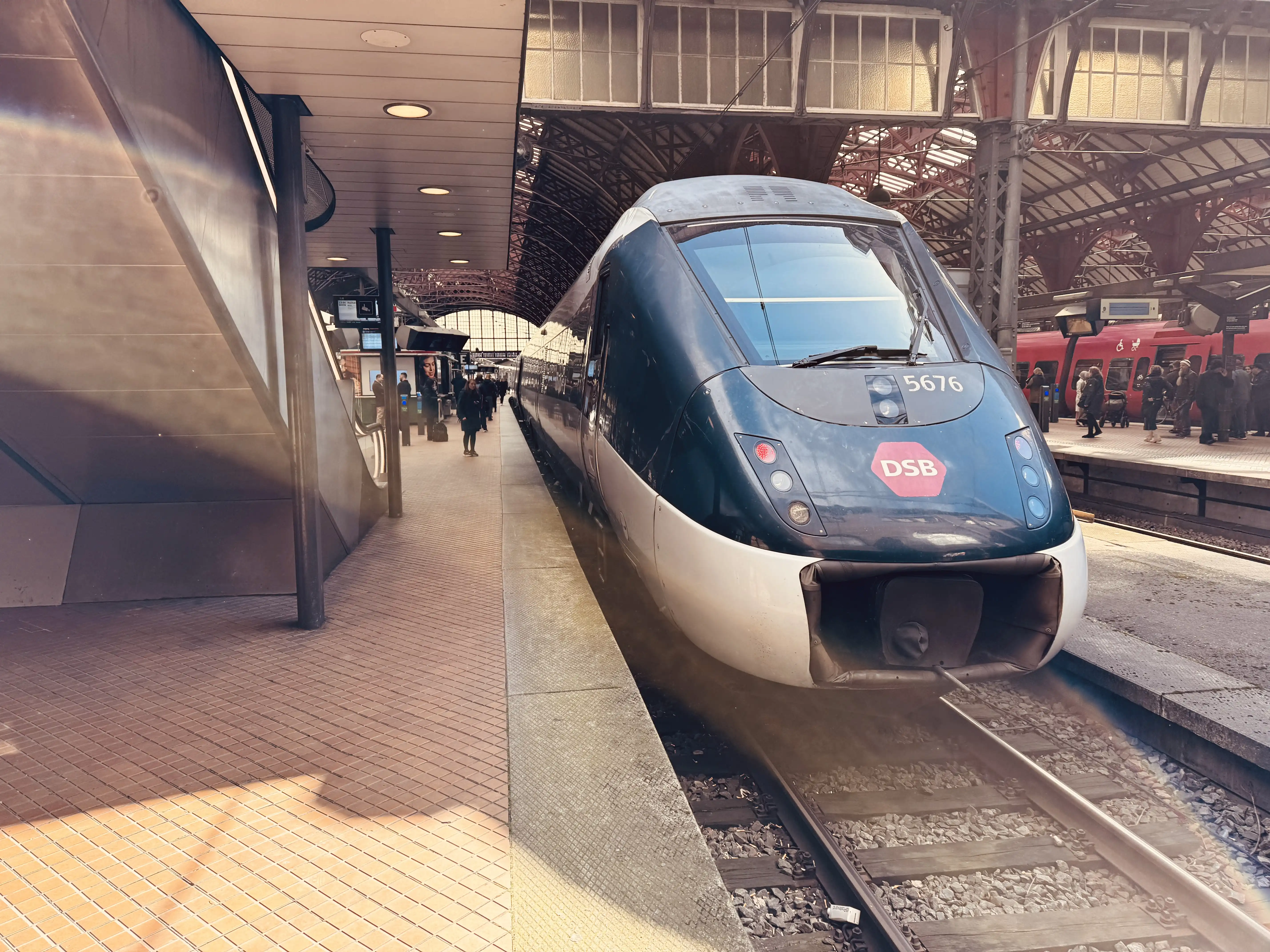 Billede af DSB MG 5676 fotograferet ud for København Hovedbanegård. Billede af DSB MG 5676 fotograferet ud for København Hovedbanegård.