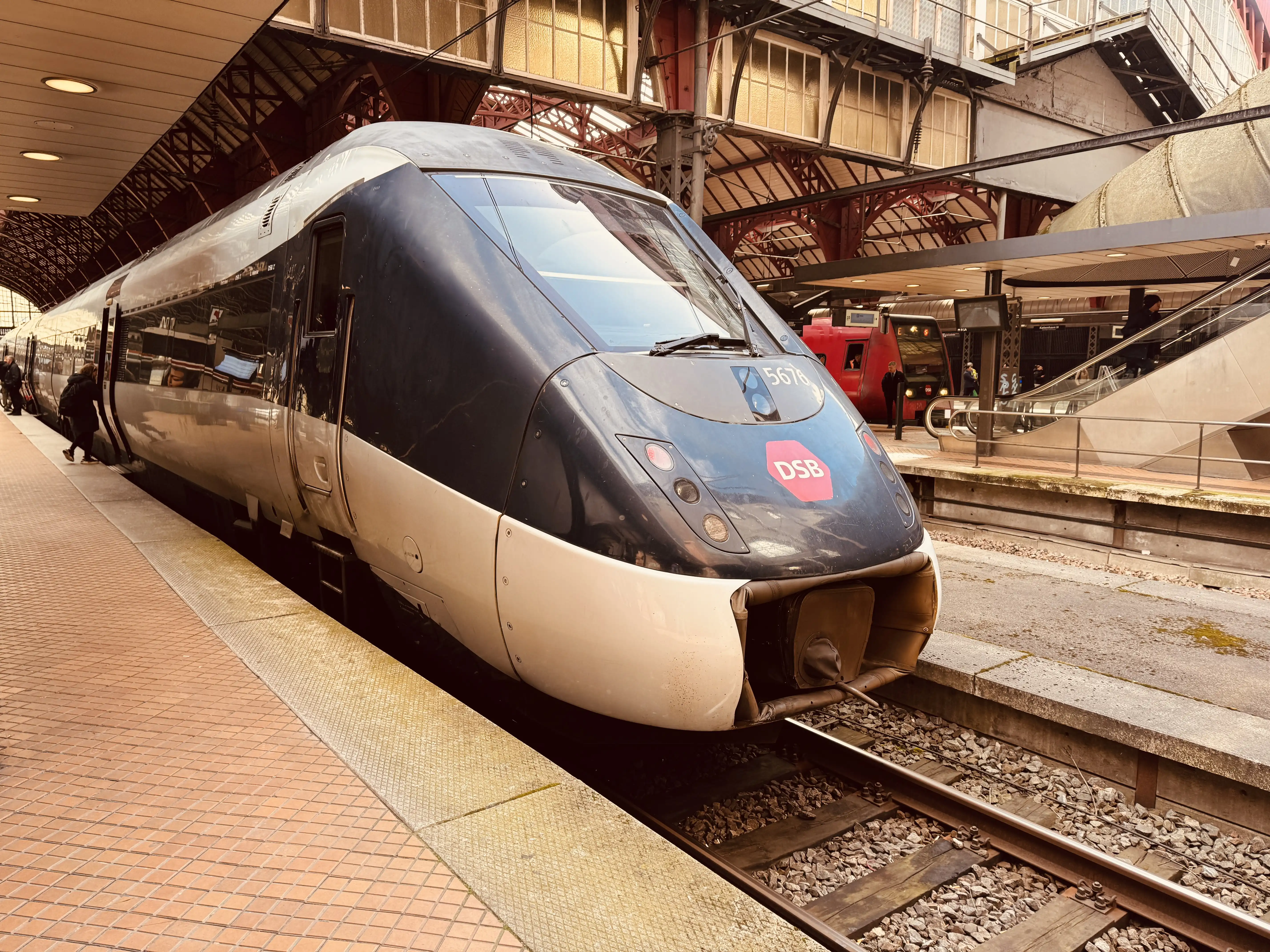 Billede af DSB MG 5676 fotograferet ud for København Hovedbanegård. Billede af DSB MG 5676 fotograferet ud for København Hovedbanegård.