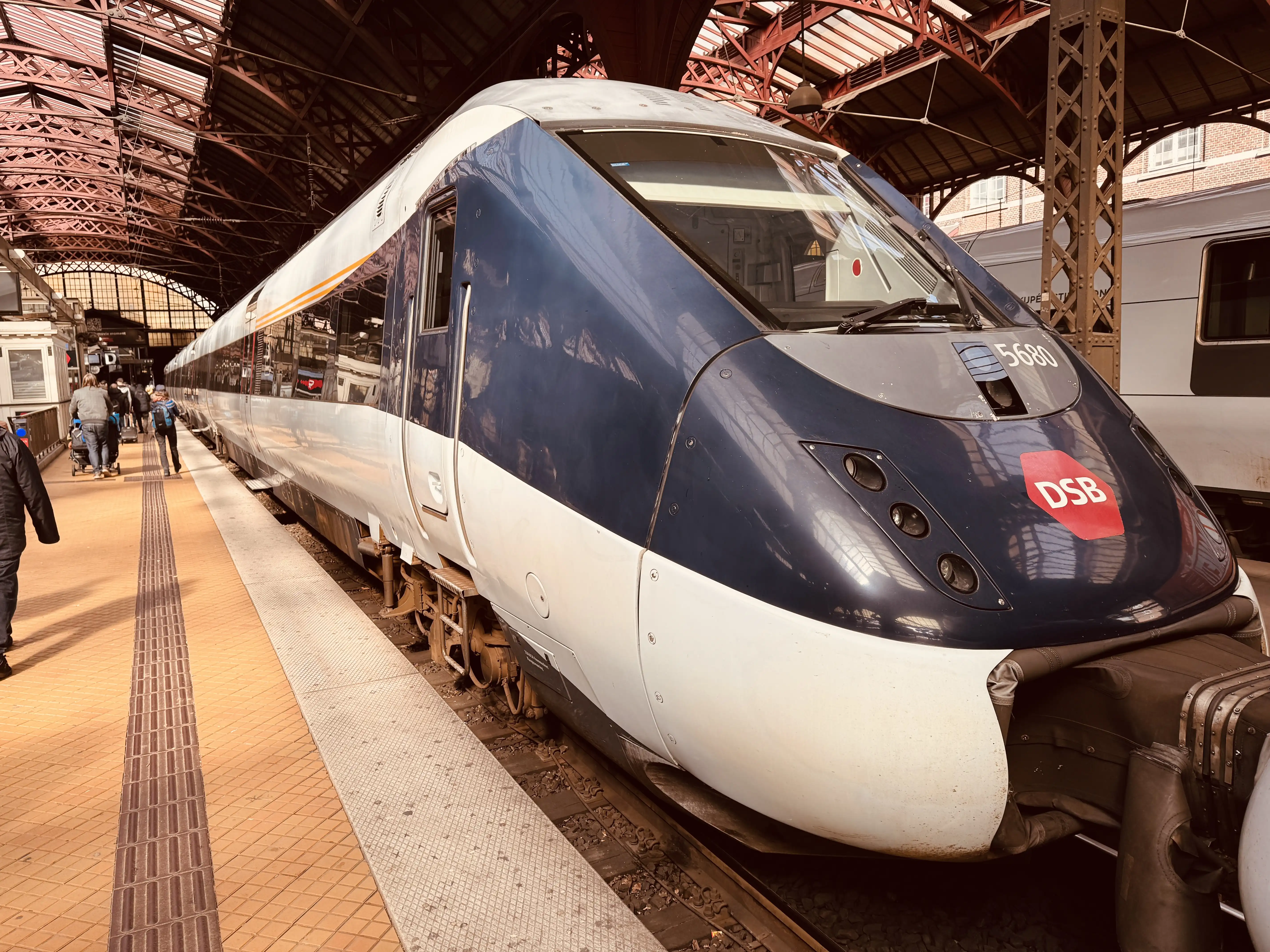 Billede af DSB MG 5680 fotograferet ud for København Hovedbanegård. Billede af DSB MG 5680 fotograferet ud for København Hovedbanegård.