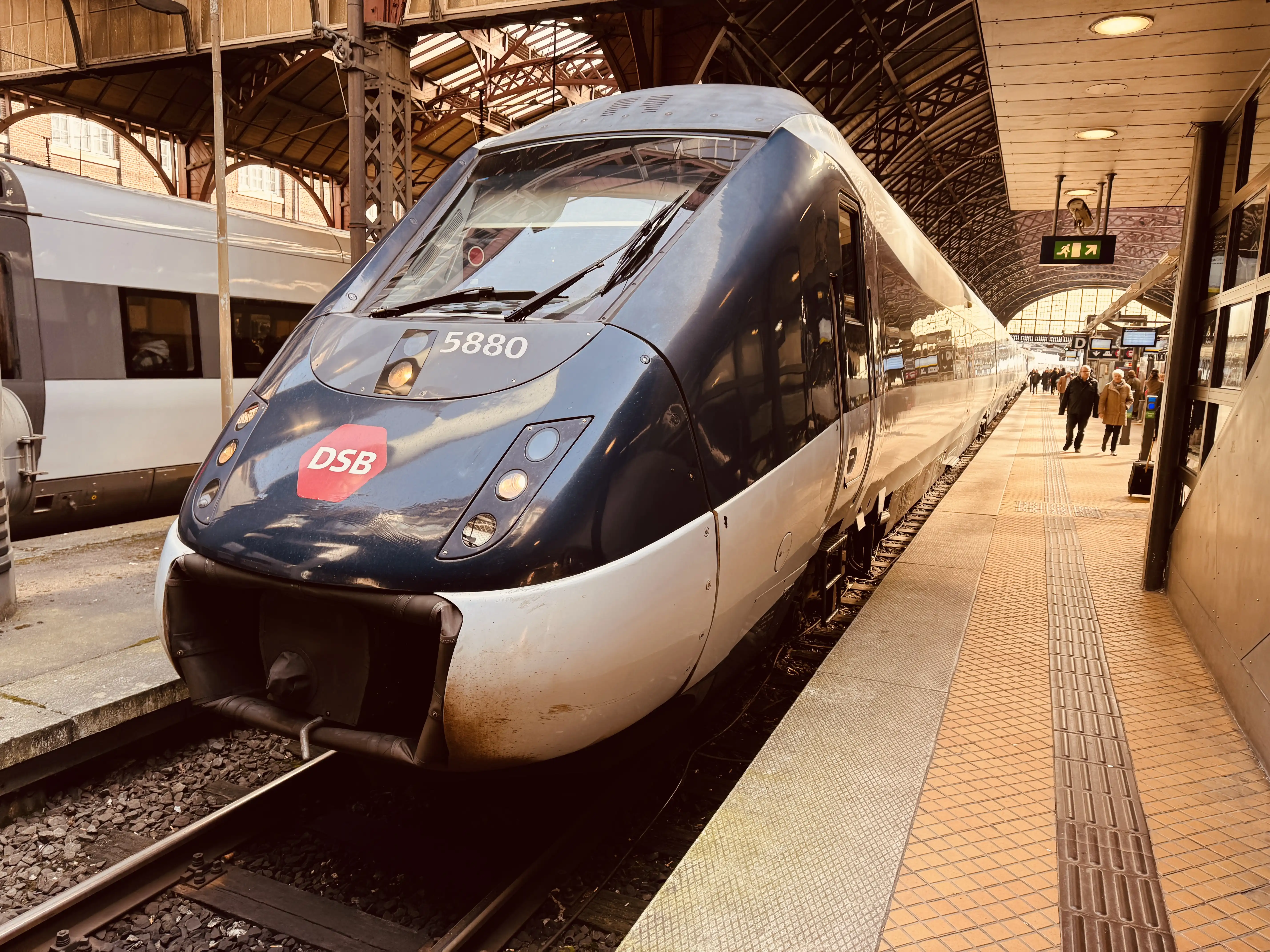 Billede af DSB MG 5680 fotograferet ud for København Hovedbanegård. Billede af DSB MG 5680 fotograferet ud for København Hovedbanegård.