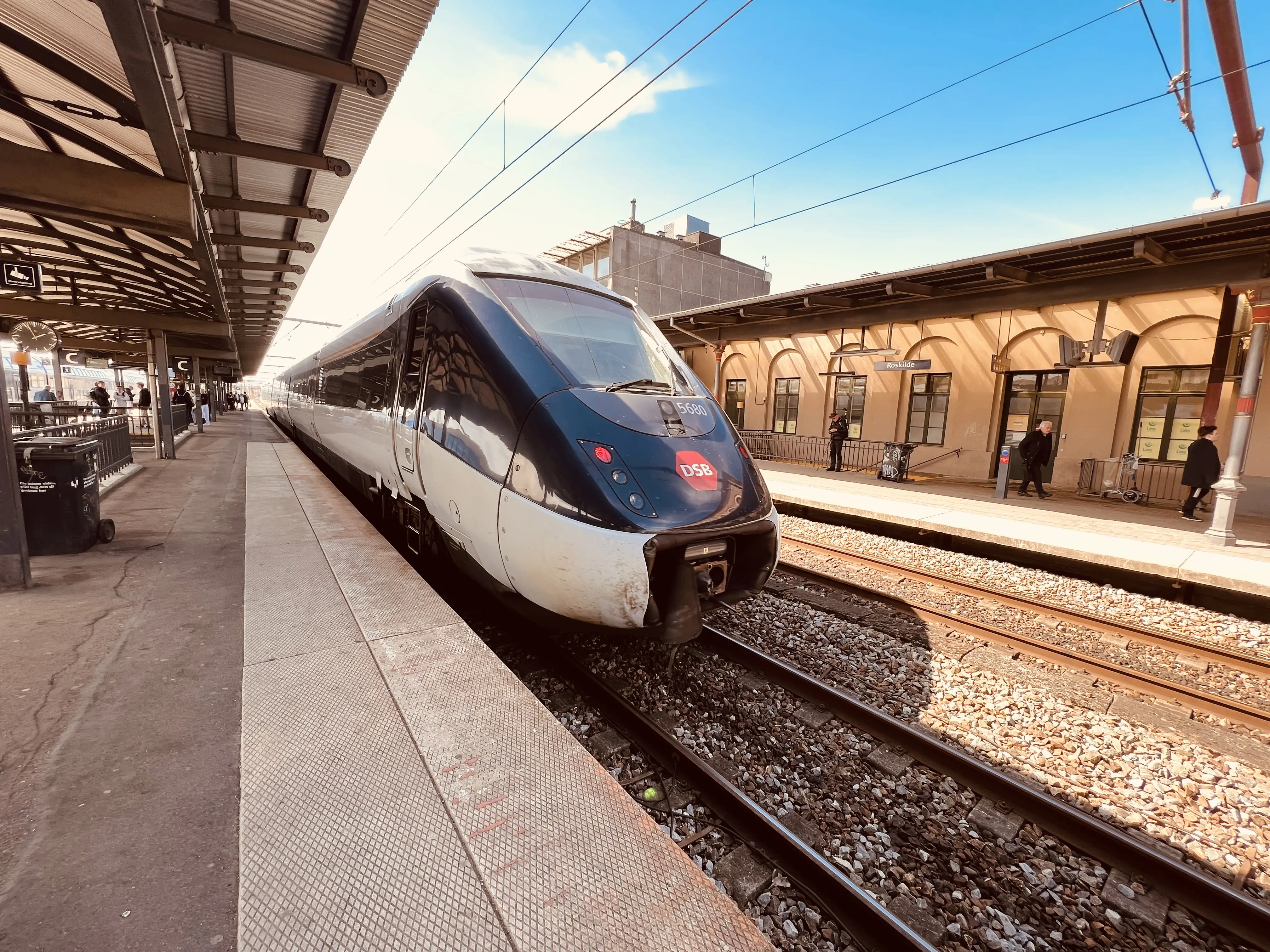 Billede af DSB MG 5680 fotograferet ud for Roskilde Station. Billede af DSB MG 5680 fotograferet ud for Roskilde Station.