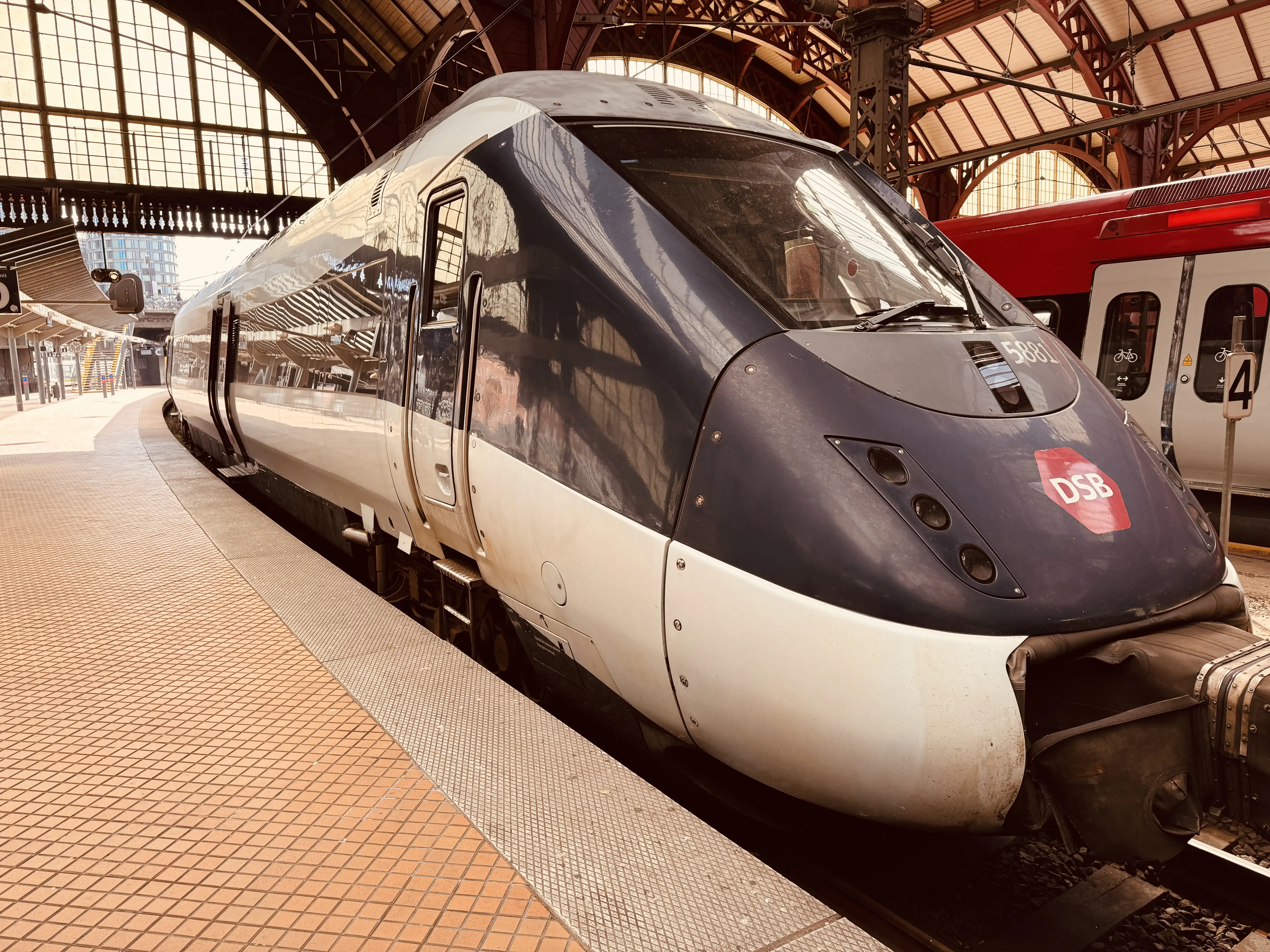 Billede af DSB MG 5681 fotograferet ud for København Hovedbanegård. Billede af DSB MG 5681 fotograferet ud for København Hovedbanegård.