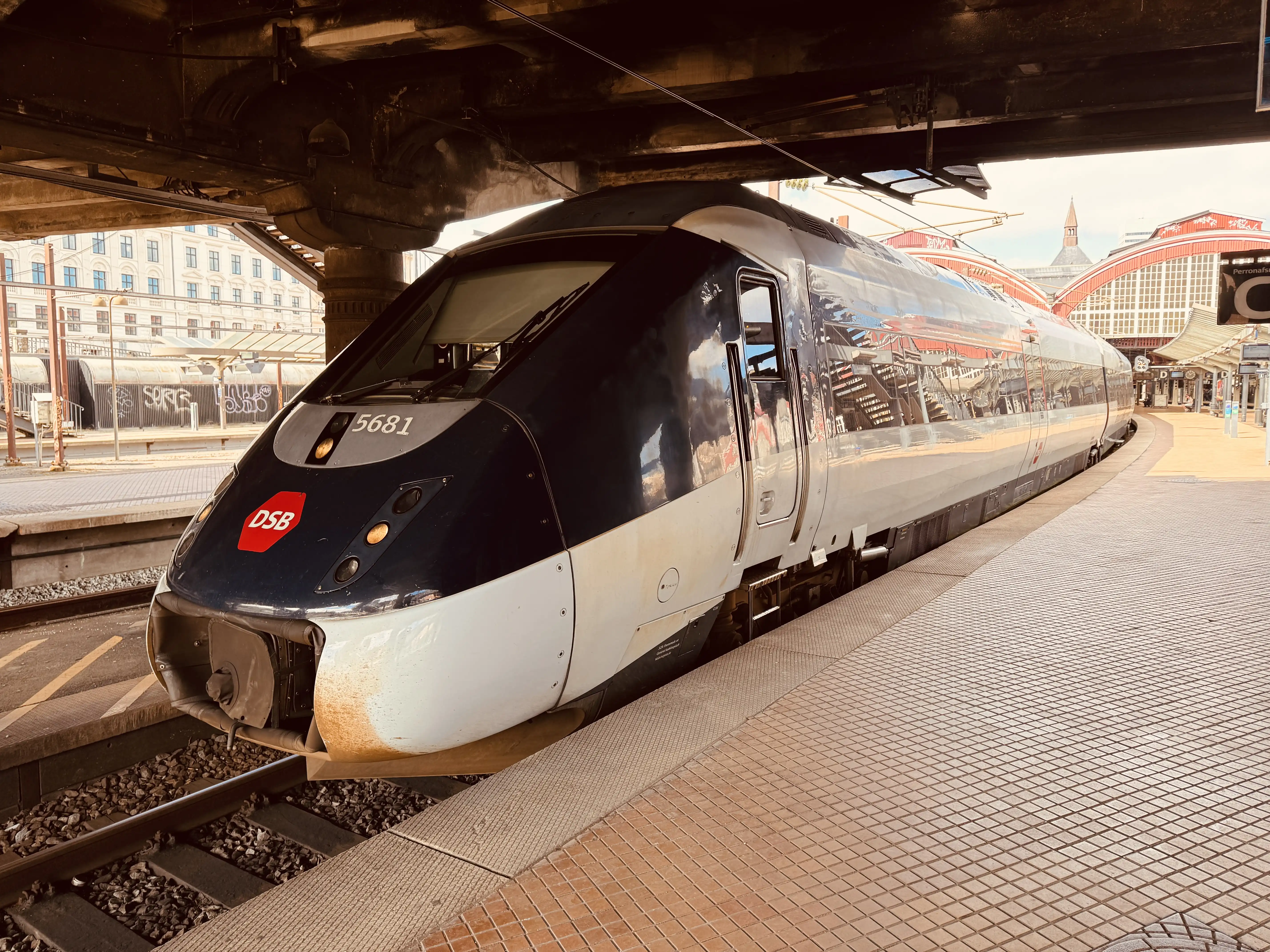 Billede af DSB MG 5681 fotograferet ud for København Hovedbanegård. Billede af DSB MG 5681 fotograferet ud for København Hovedbanegård.