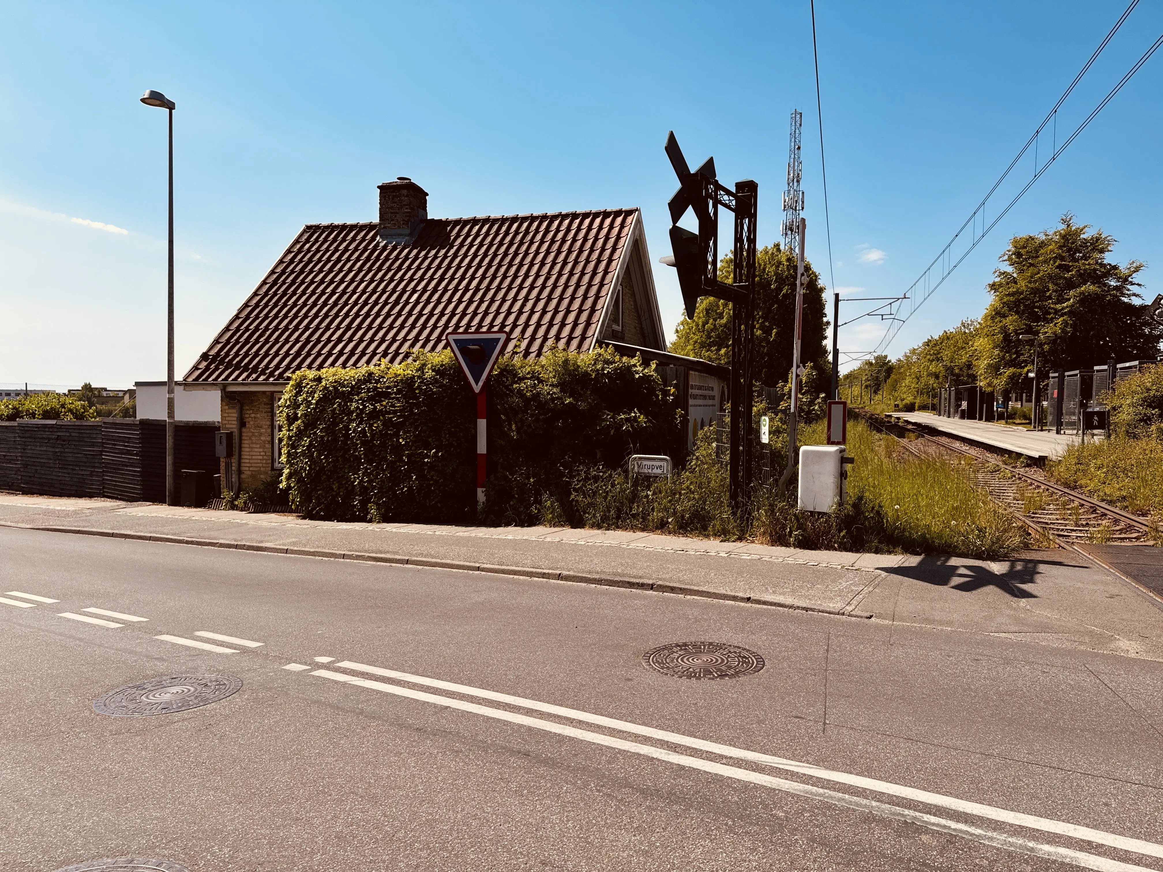 Billede af det gamle vogter hus ved den nu nedrevne Hjortshøj Station.