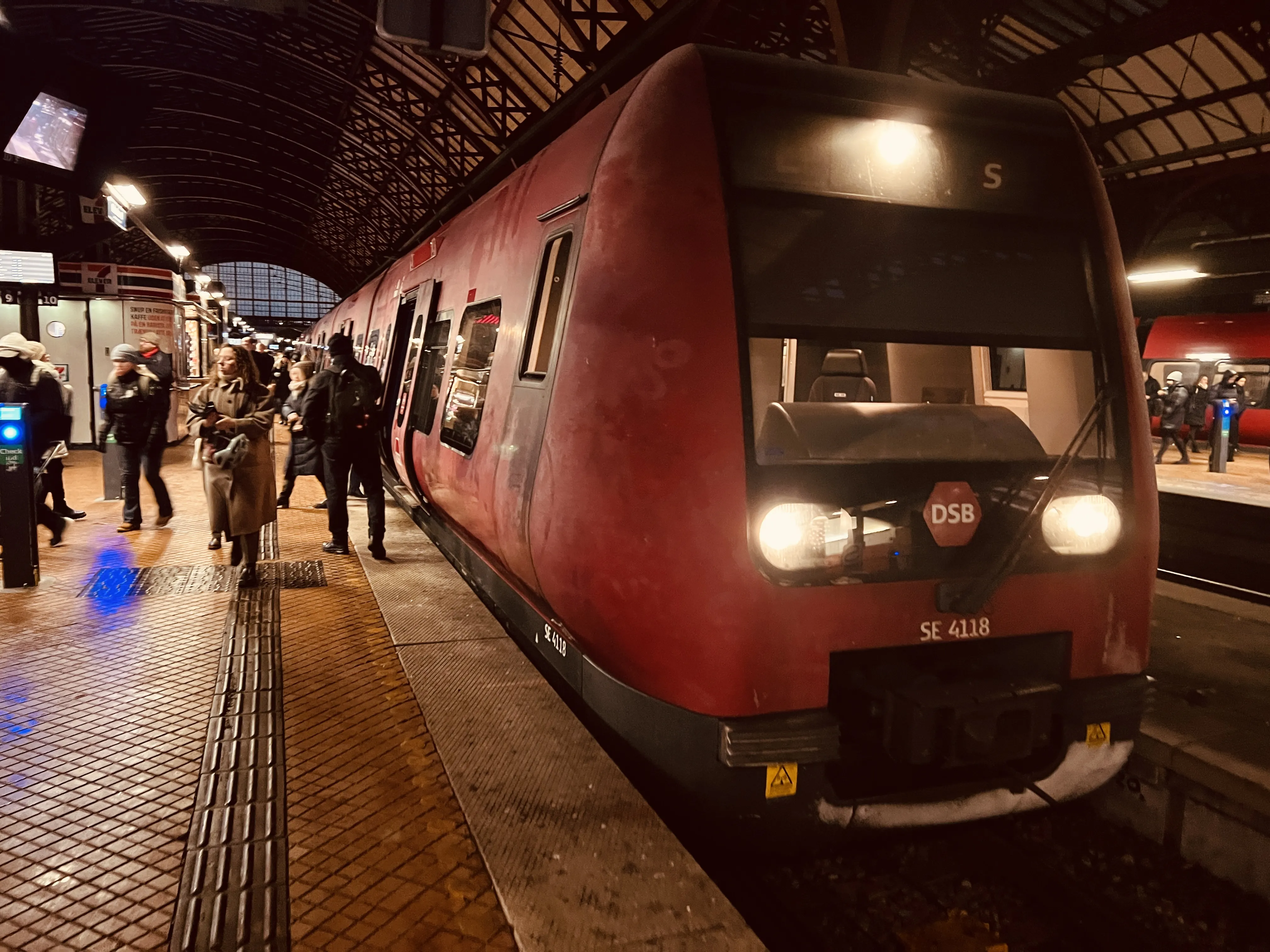 Billede af DSB SE 4118 fotograferet ud for København Hovedbanegård. Billede af DSB SE 4118 fotograferet ud for København Hovedbanegård.