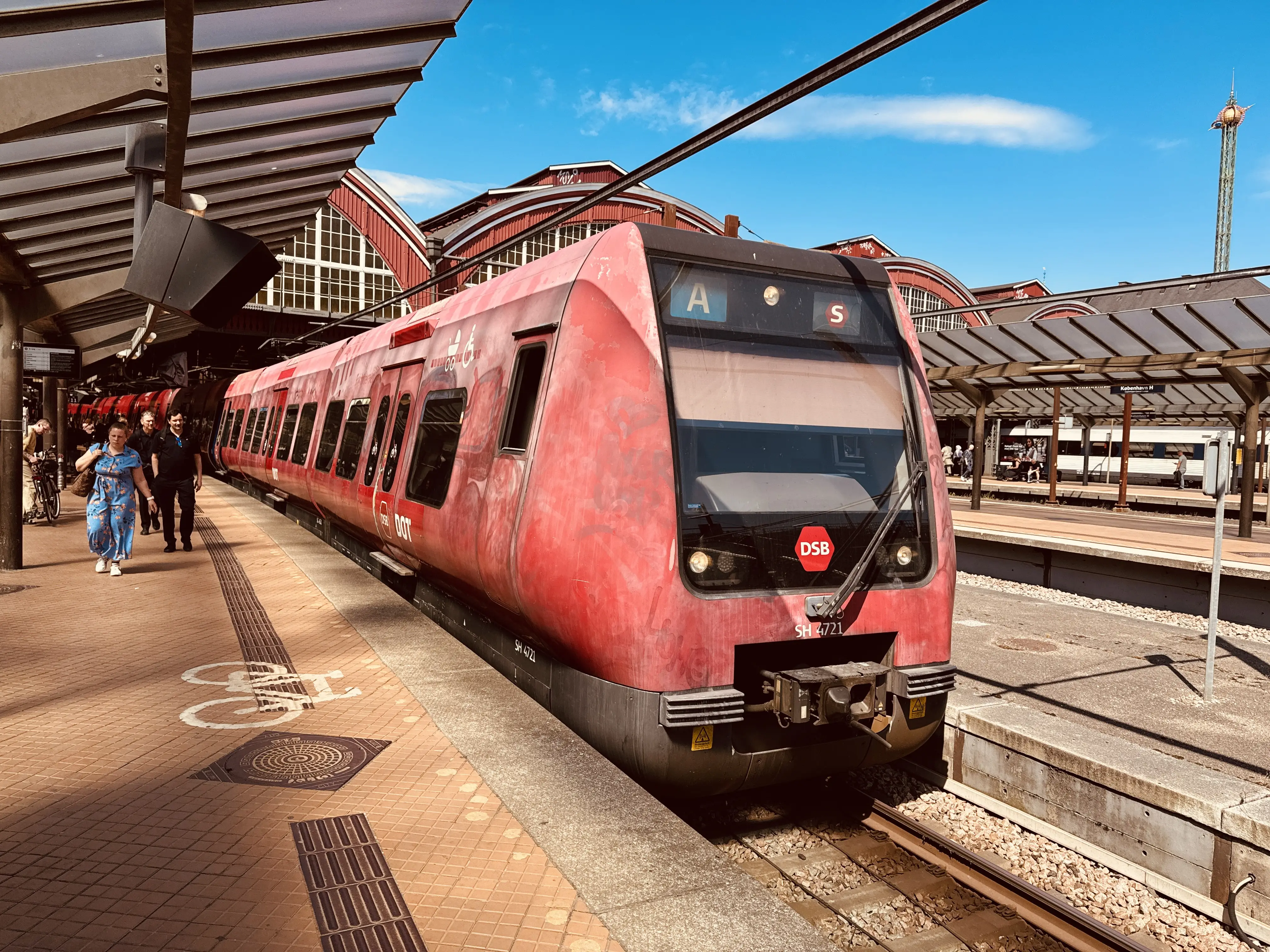 Billede af DSB SE 4121 fotograferet ud for København Hovedbanegård. Billede af DSB SE 4121 fotograferet ud for København Hovedbanegård.