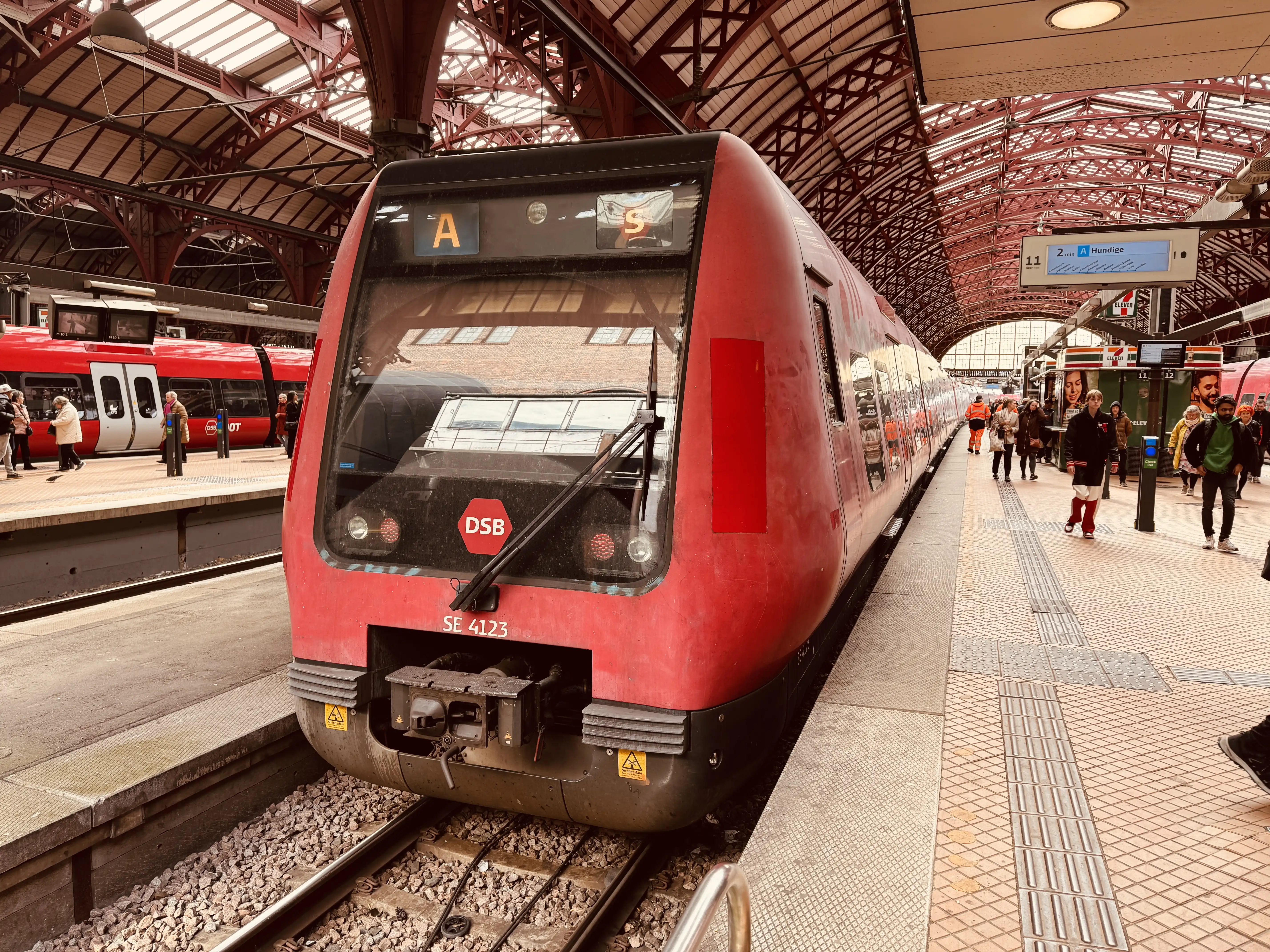 Billede af DSB SE 4123 fotograferet ud for København Hovedbanegård. Billede af DSB SE 4123 fotograferet ud for København Hovedbanegård.