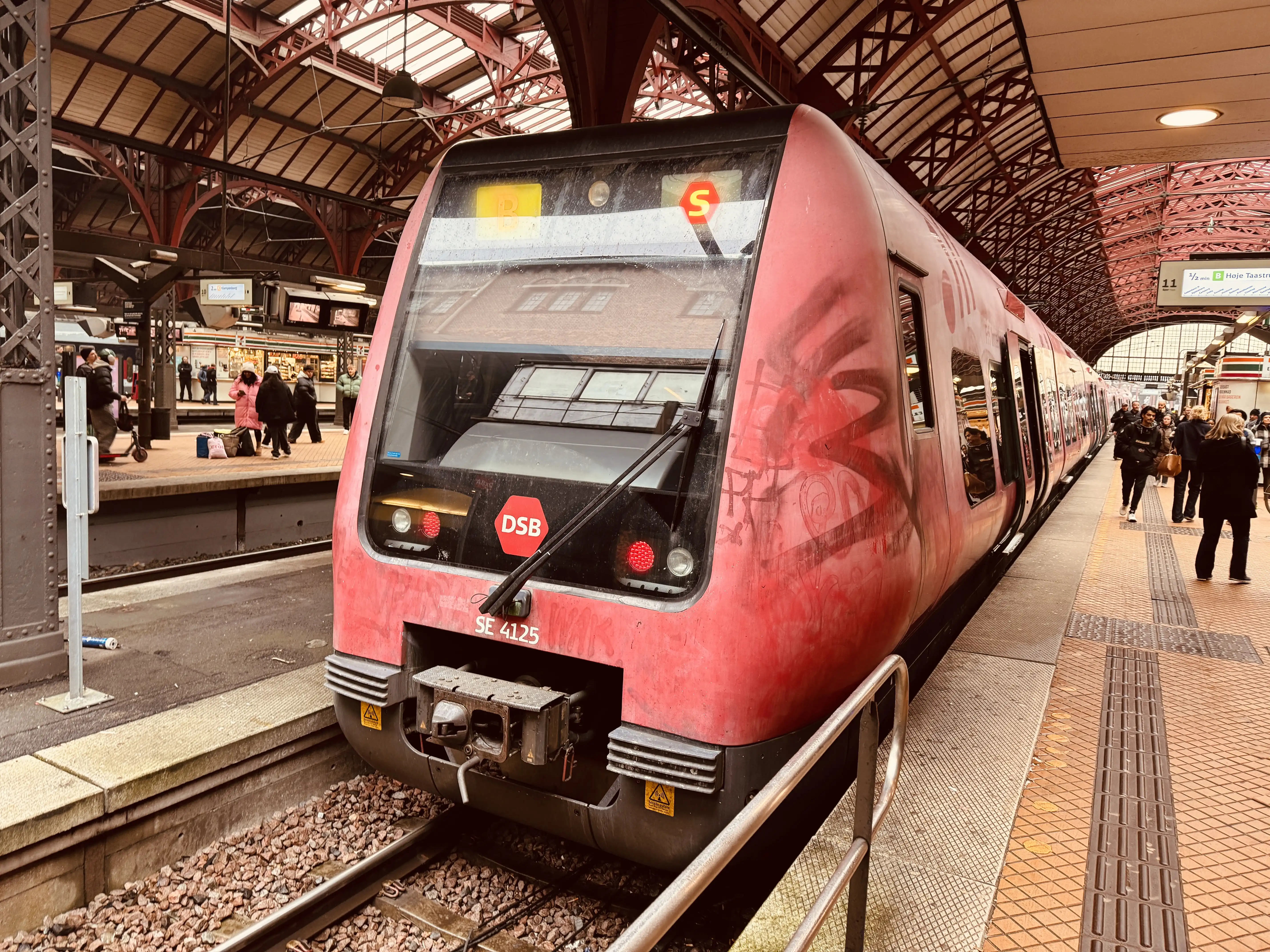 Billede af DSB SE 4125 fotograferet ud for København Hovedbanegård. Billede af DSB SE 4125 fotograferet ud for København Hovedbanegård.