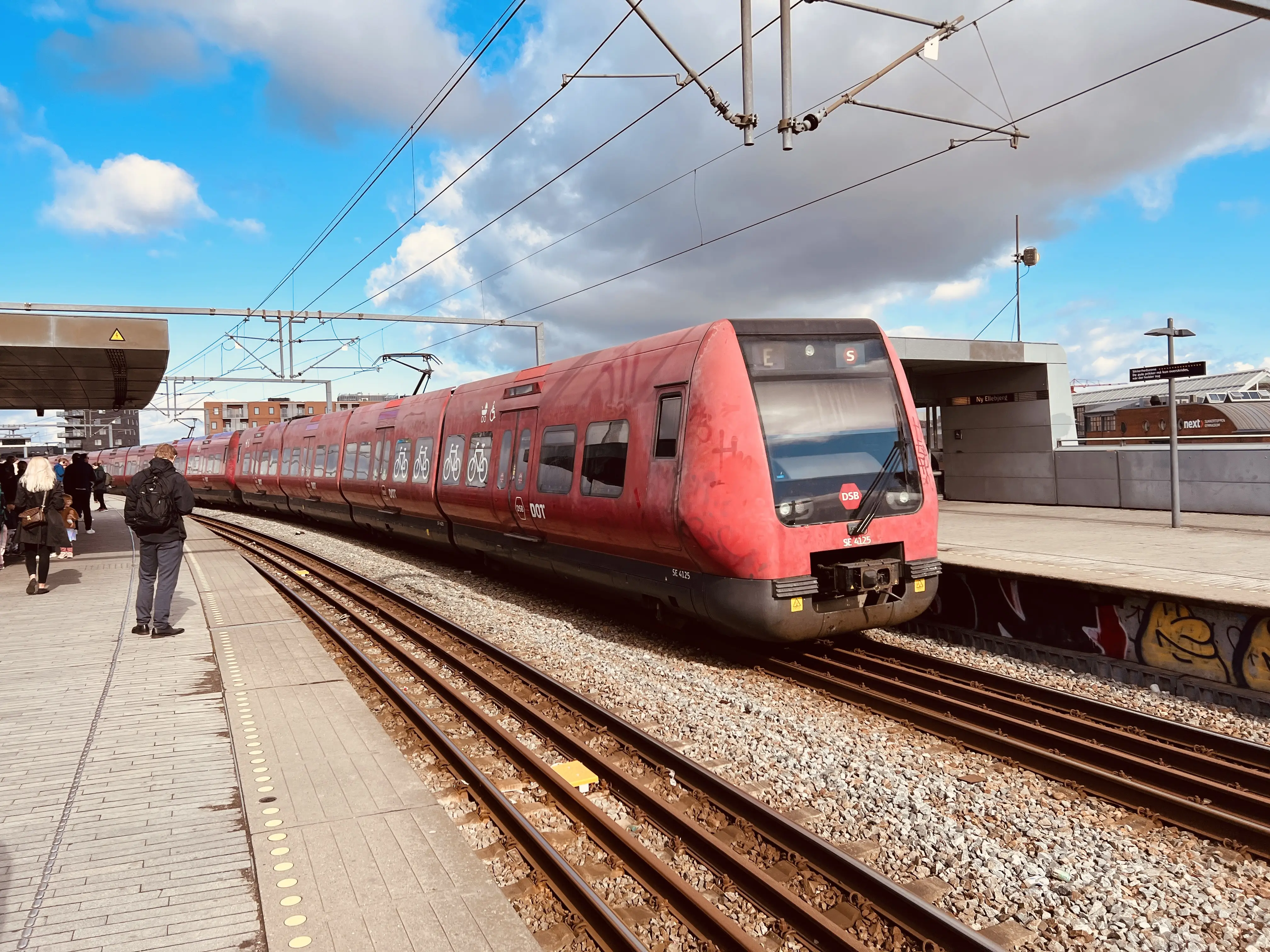 Billede af DSB SE 4125 fotograferet ud for Ny Ellebjerg Trinbræt. Billede af DSB SE 4125 fotograferet ud for Ny Ellebjerg Trinbræt.