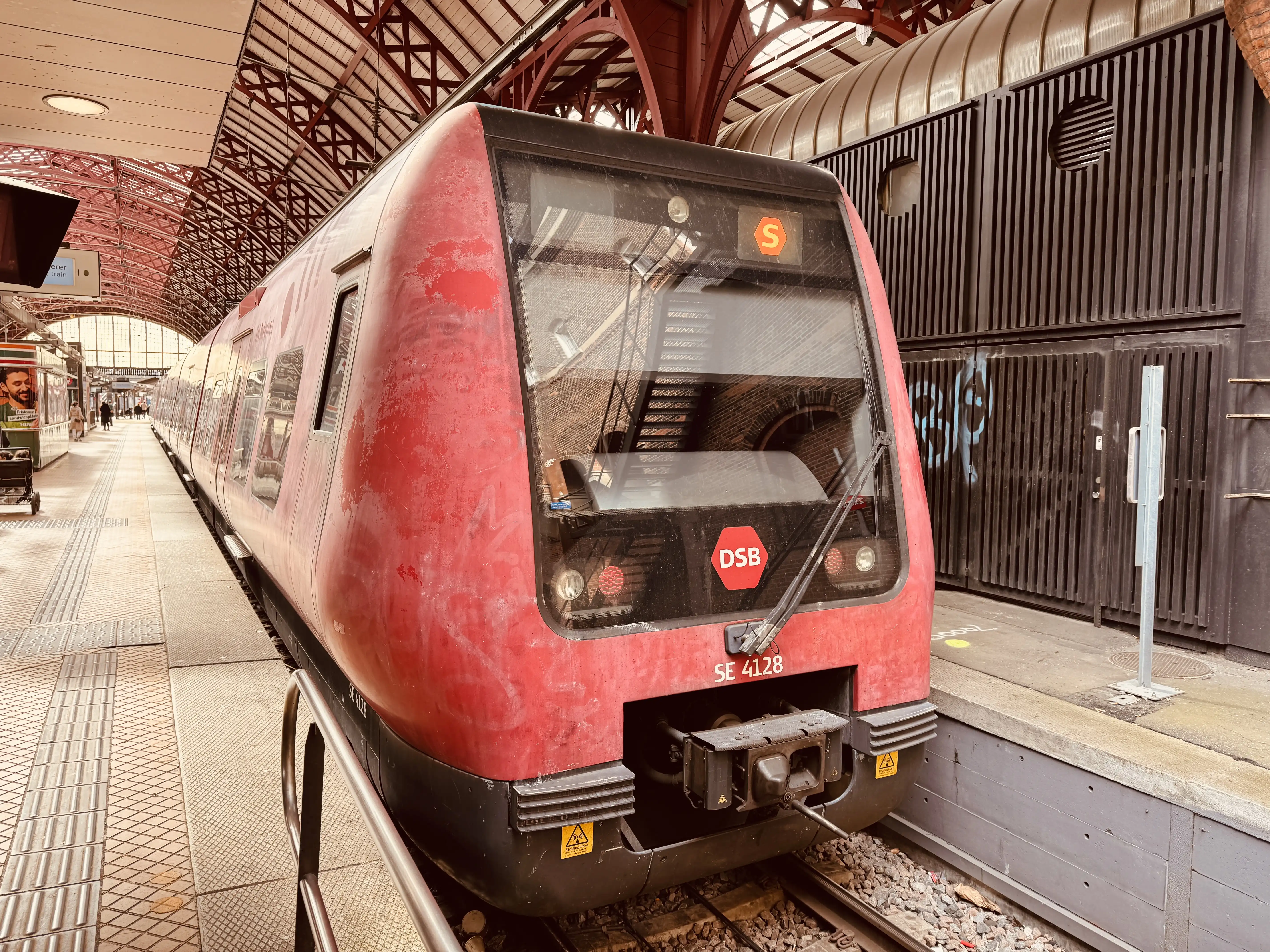 Billede af DSB SE 4128 fotograferet ud for København Hovedbanegård. Billede af DSB SE 4128 fotograferet ud for København Hovedbanegård.