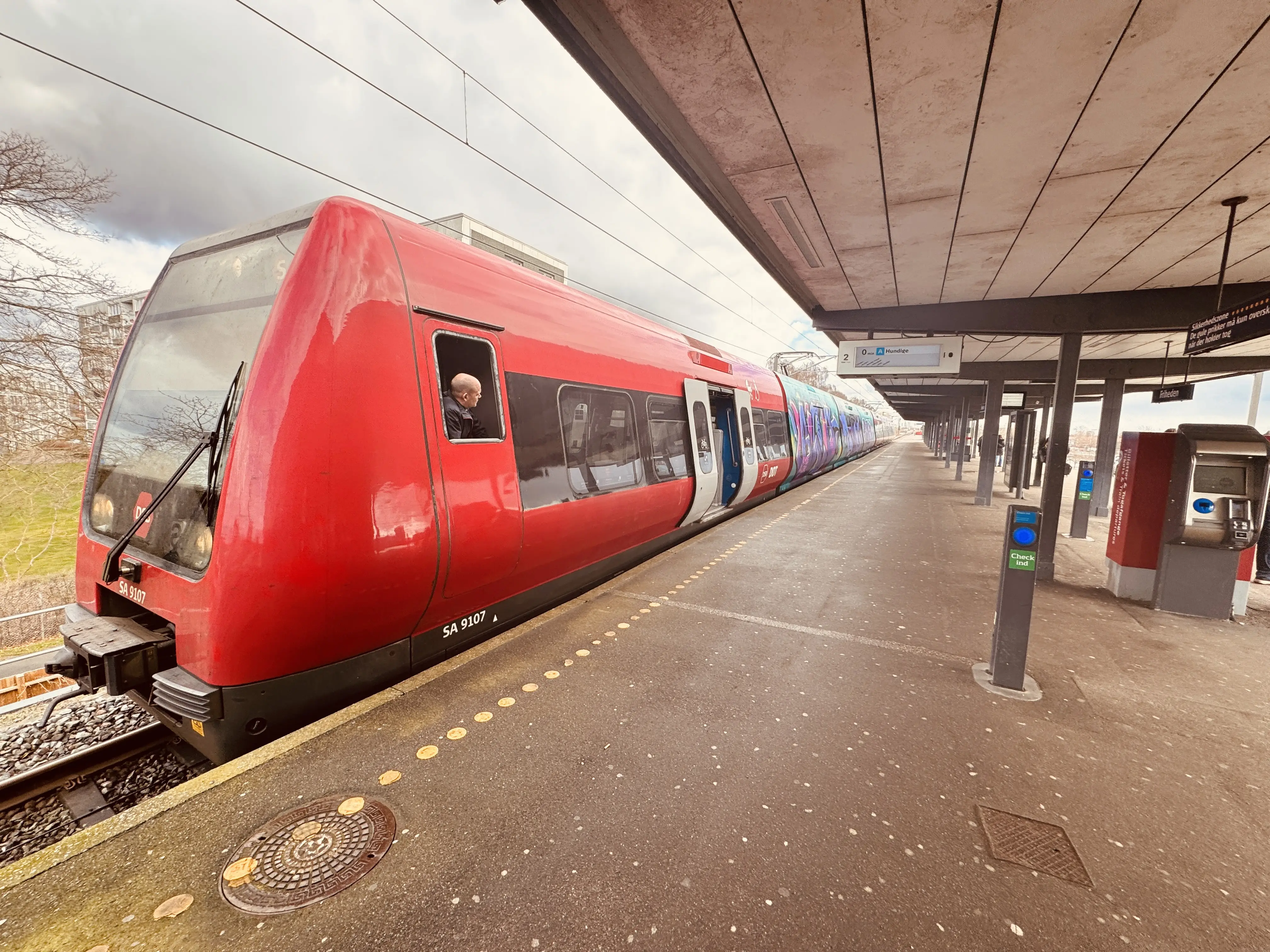 Billede af DSB SA 8107 fotograferet ud for Friheden S-togstrinbræt.