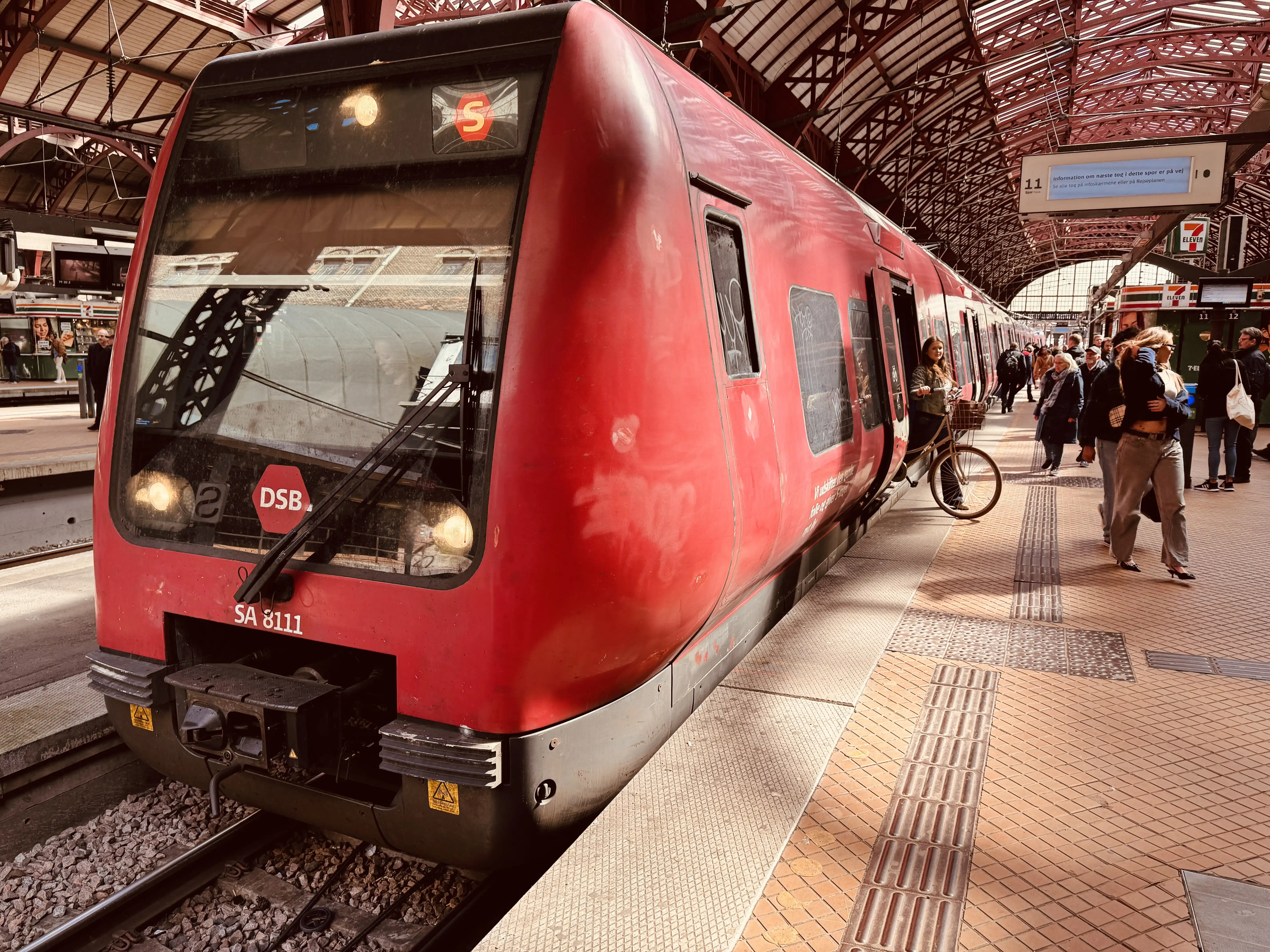 Billede af DSB SA 8111 fotograferet ud for København Hovedbanegård. Billede af DSB SA 8111 fotograferet ud for København Hovedbanegård.