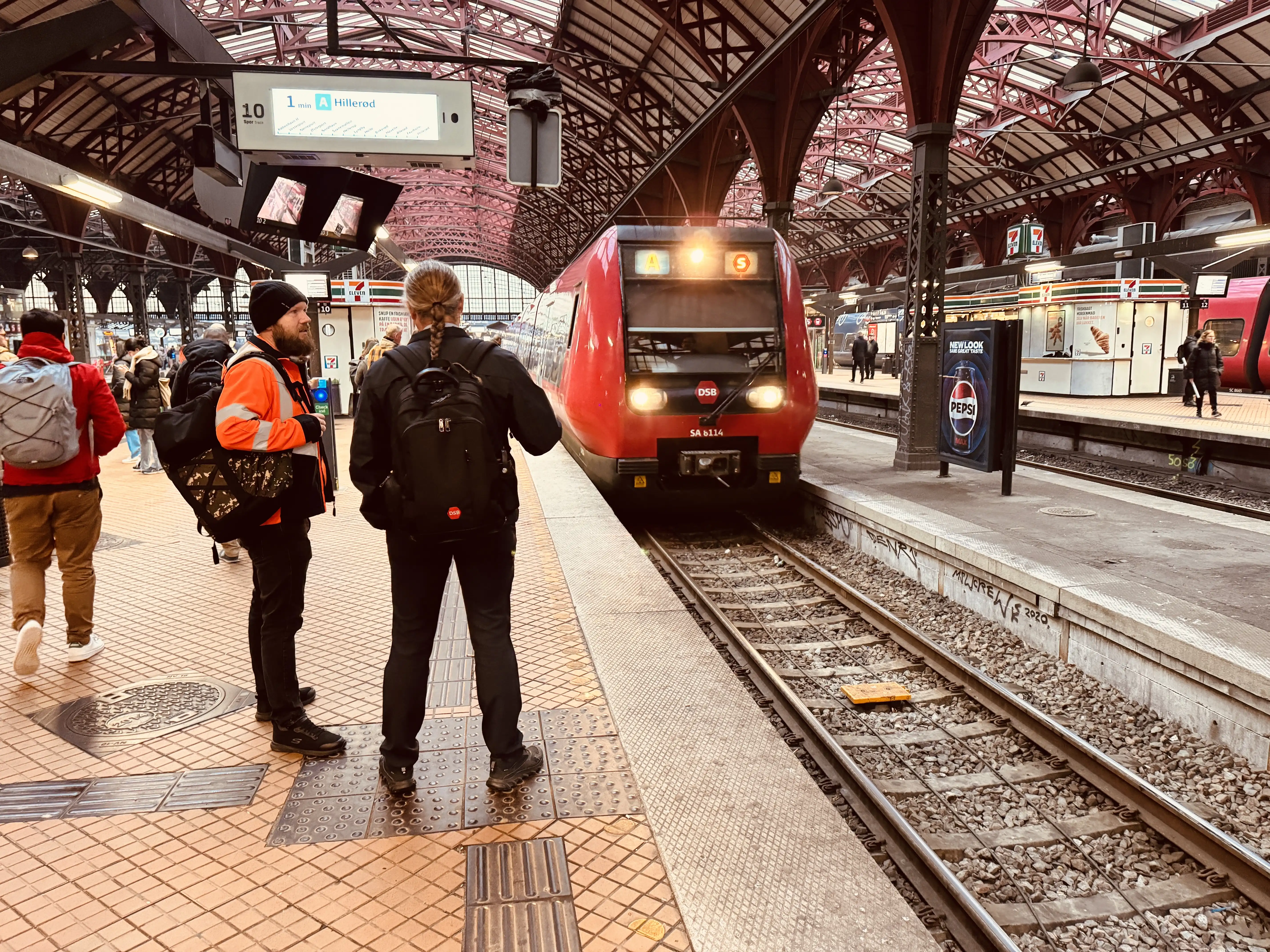 Billede af DSB SA 8114 fotograferet ud for København Hovedbanegård. Billede af DSB SA 8114 fotograferet ud for København Hovedbanegård.