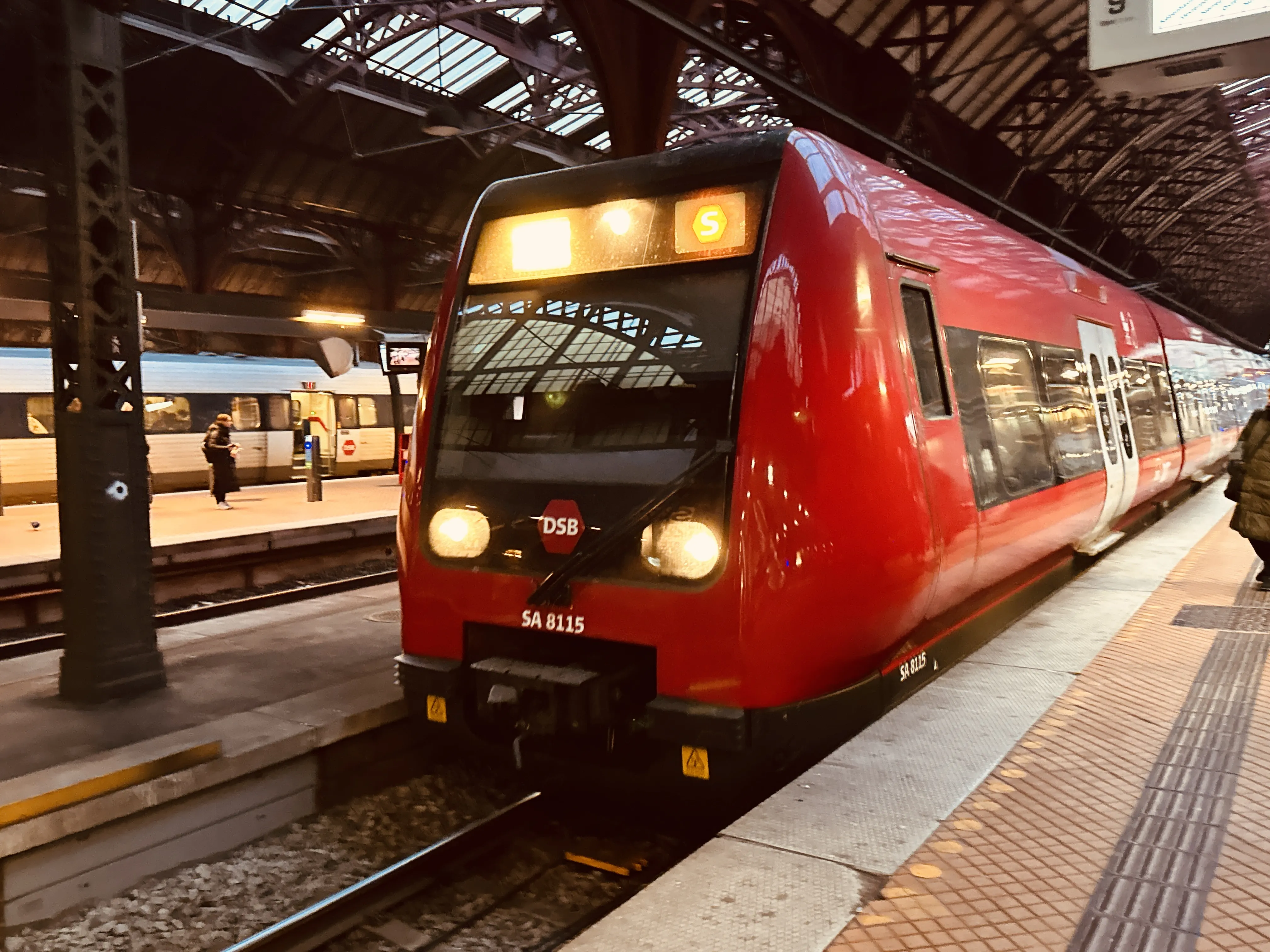 Billede af DSB SA 8115 fotograferet ud for København Hovedbanegård. Billede af DSB SA 8115 fotograferet ud for København Hovedbanegård.