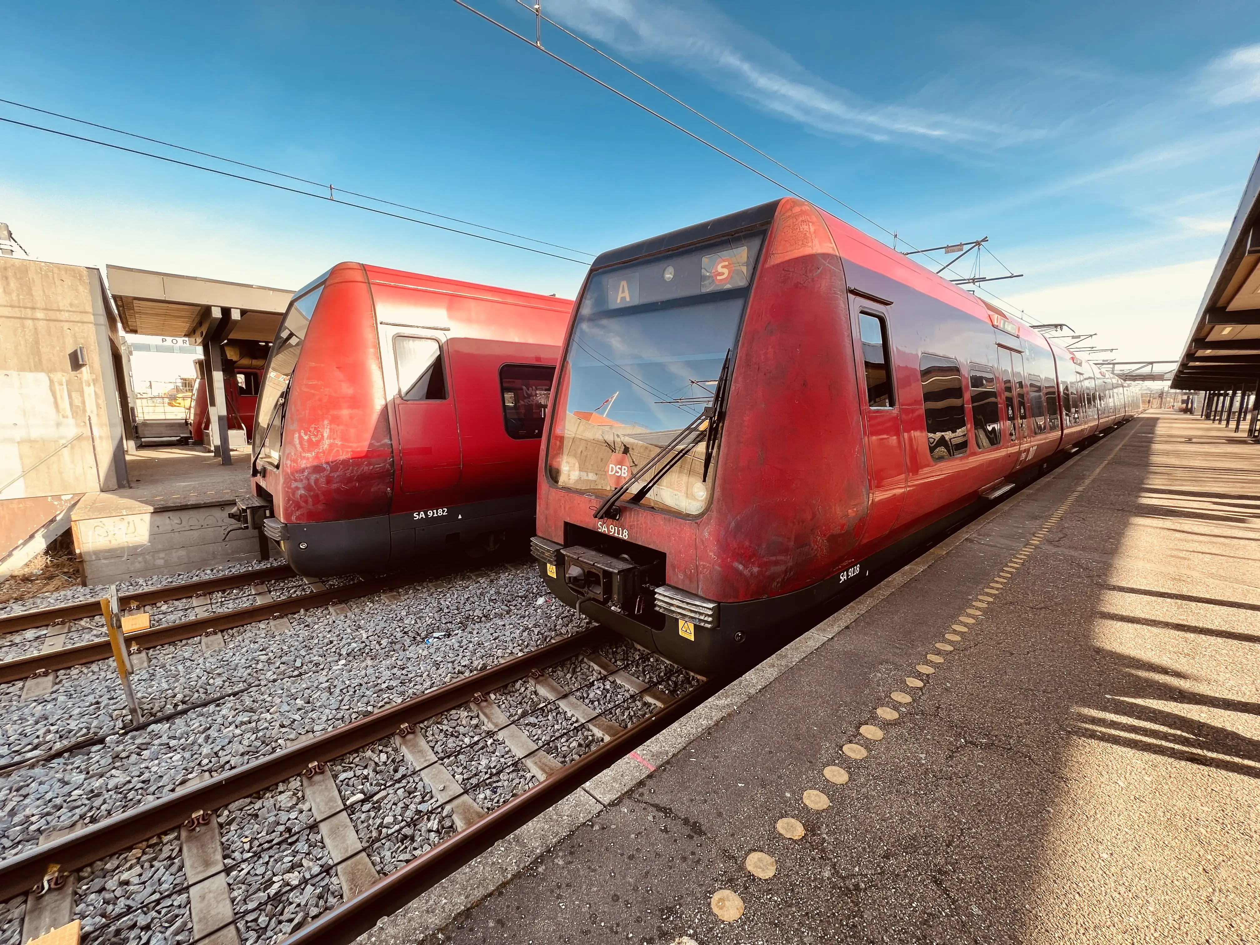 Billede af DSB SA 8118 fotograferet ud for Hundige S-togsstation. Billede af DSB SA 8118 fotograferet ud for Hundige S-togsstation.
