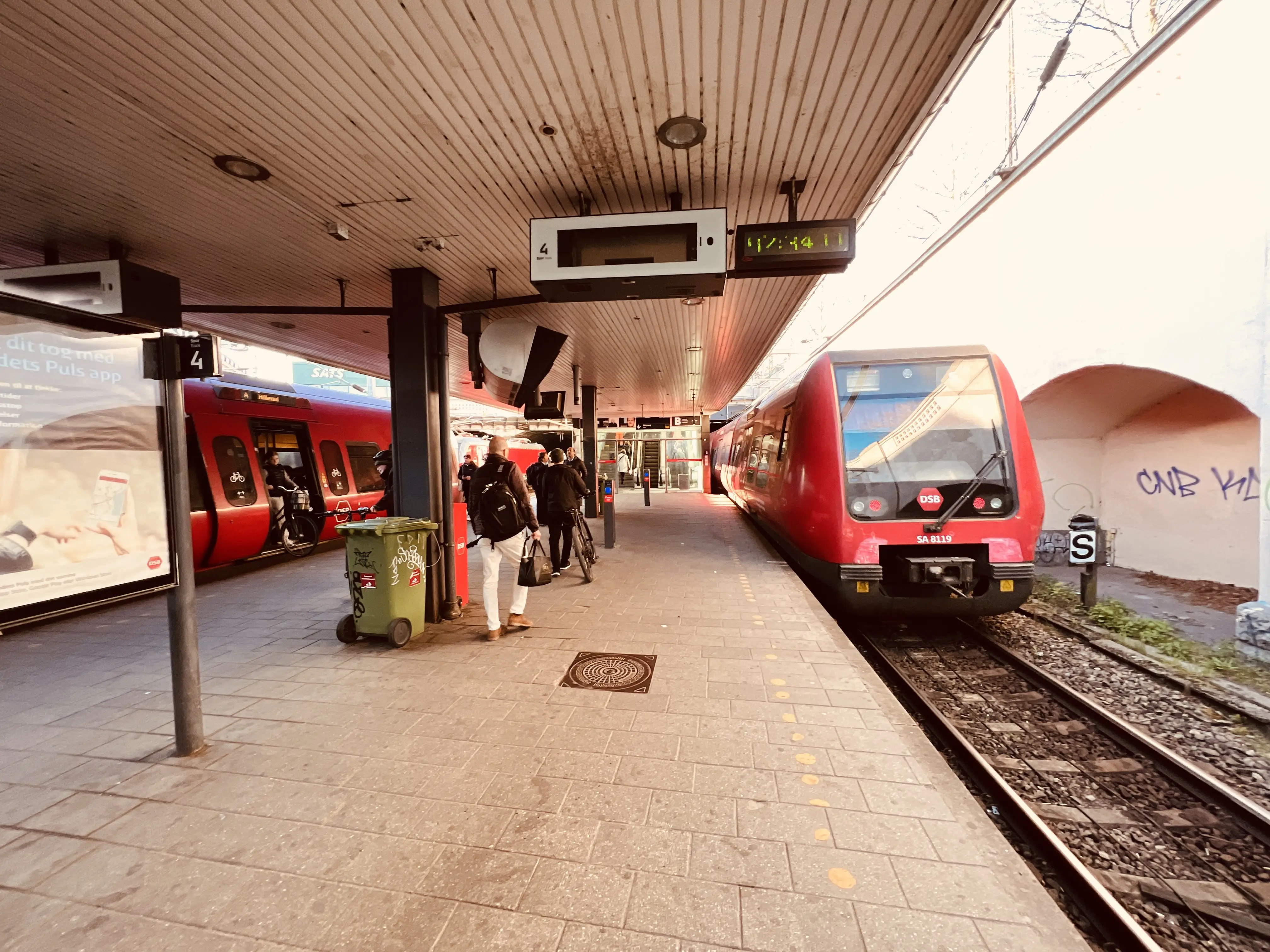 Billede af DSB SA 8119 fotograferet ud for Vesterport Station. Billede af DSB SA 8119 fotograferet ud for Vesterport Station.