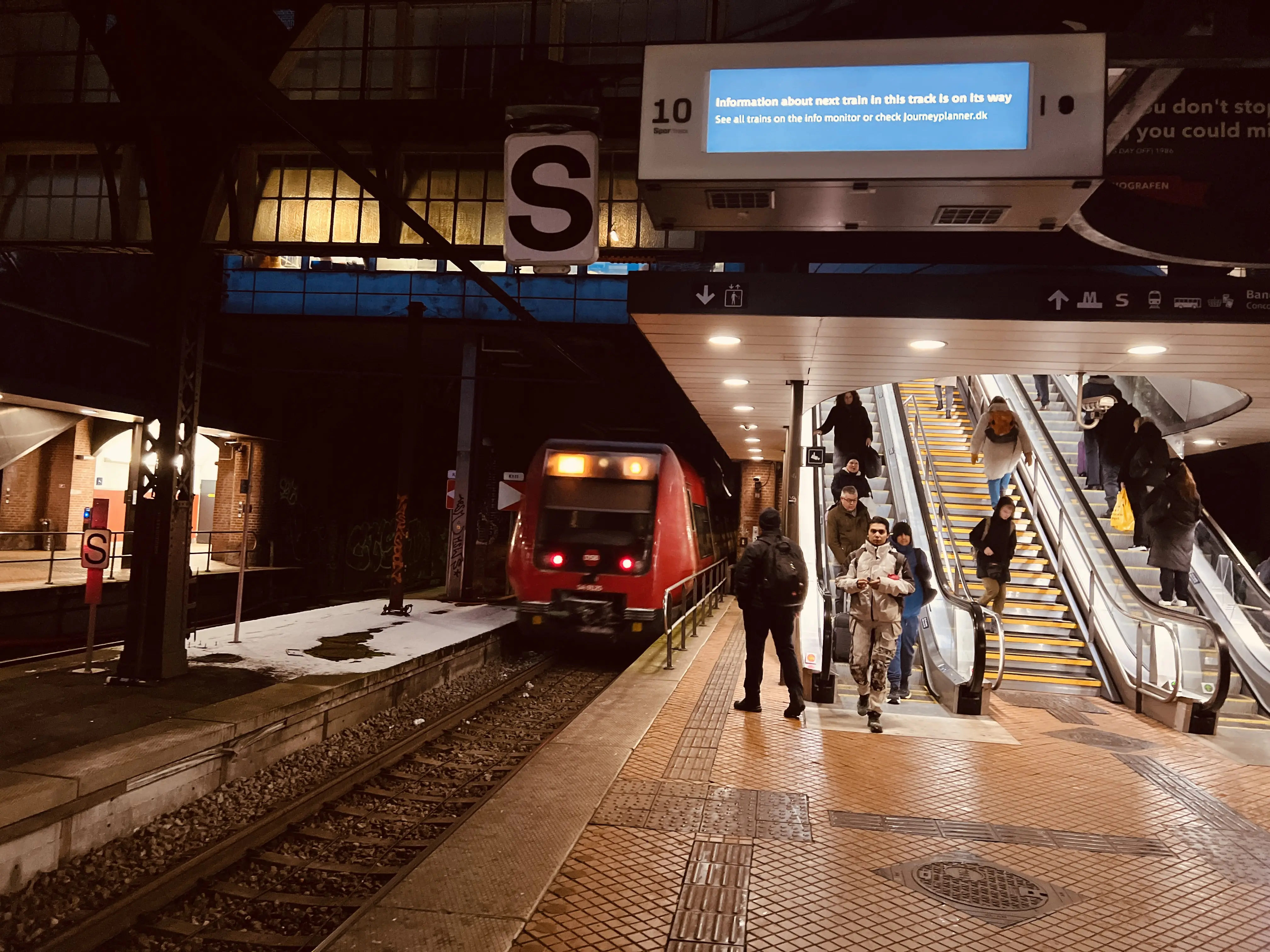 Billede af DSB SA 8125 fotograferet ud for København Hovedbanegård. Billede af DSB SA 8125 fotograferet ud for København Hovedbanegård.