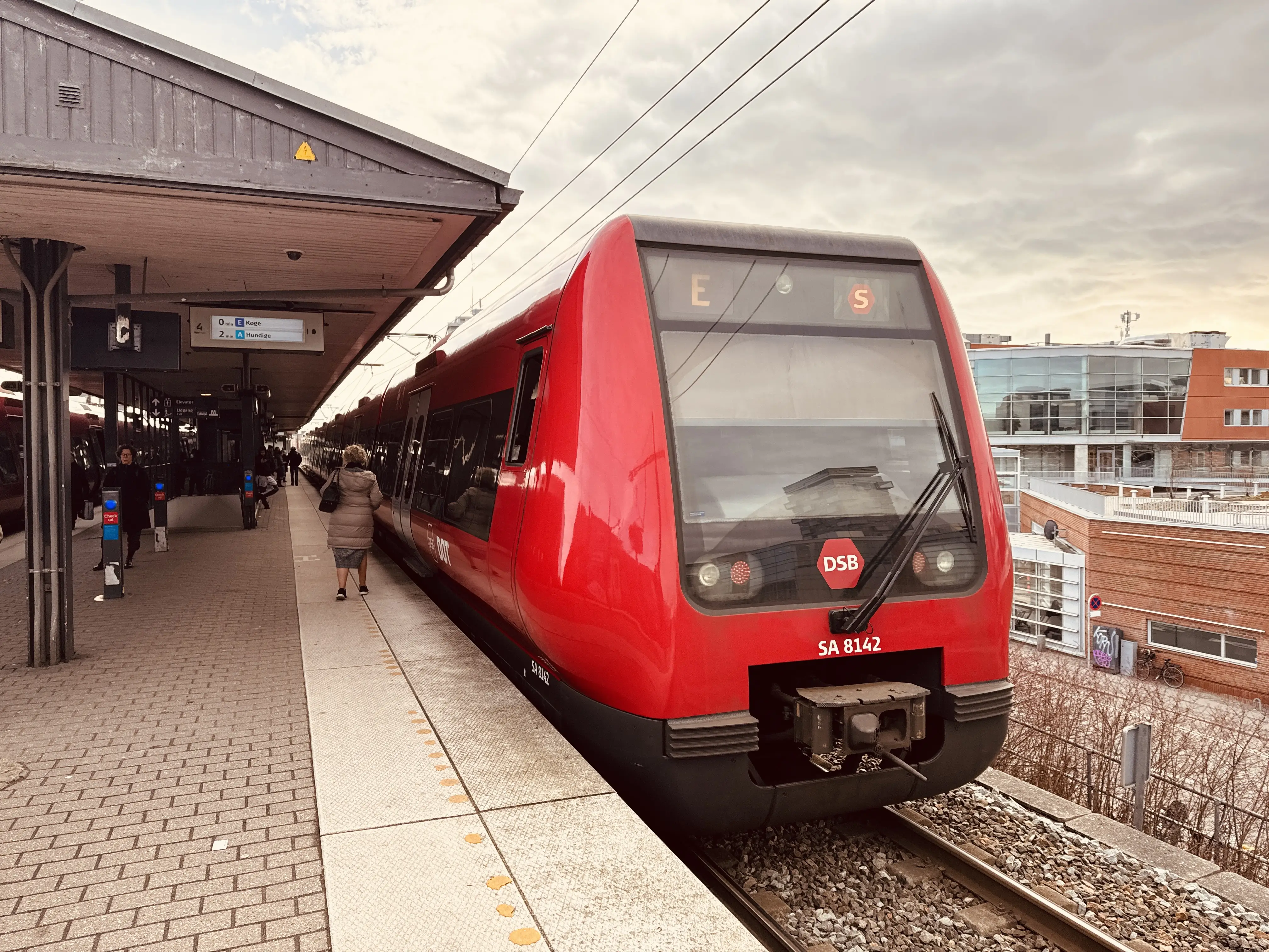 Billede af DSB SA 8142 fotograferet ud for Nordhavn S-togstrinbræt.