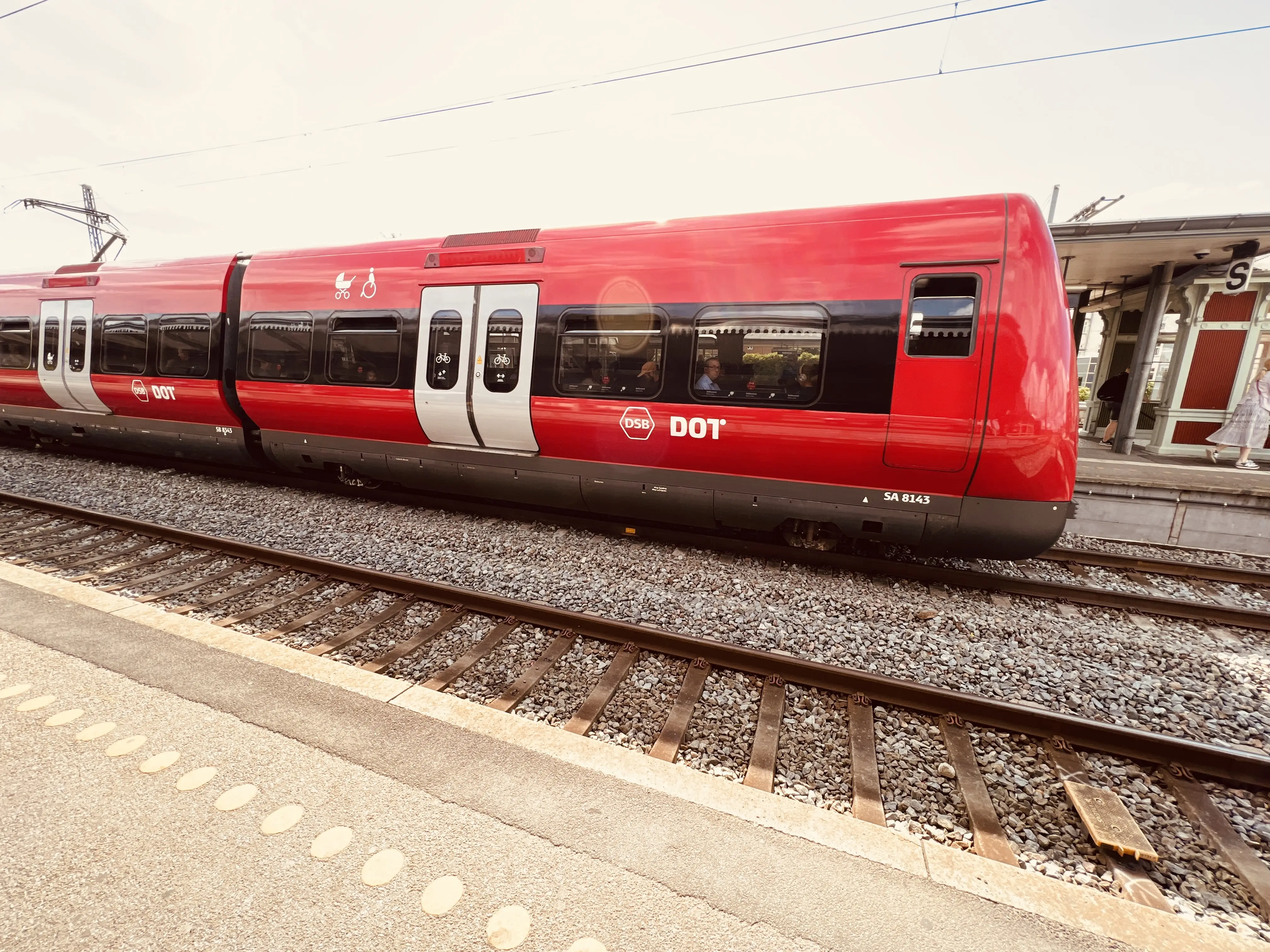 Billede af DSB SA 8143 fotograferet ud for Hellerup Station. Billede af DSB SA 8143 fotograferet ud for Hellerup Station.