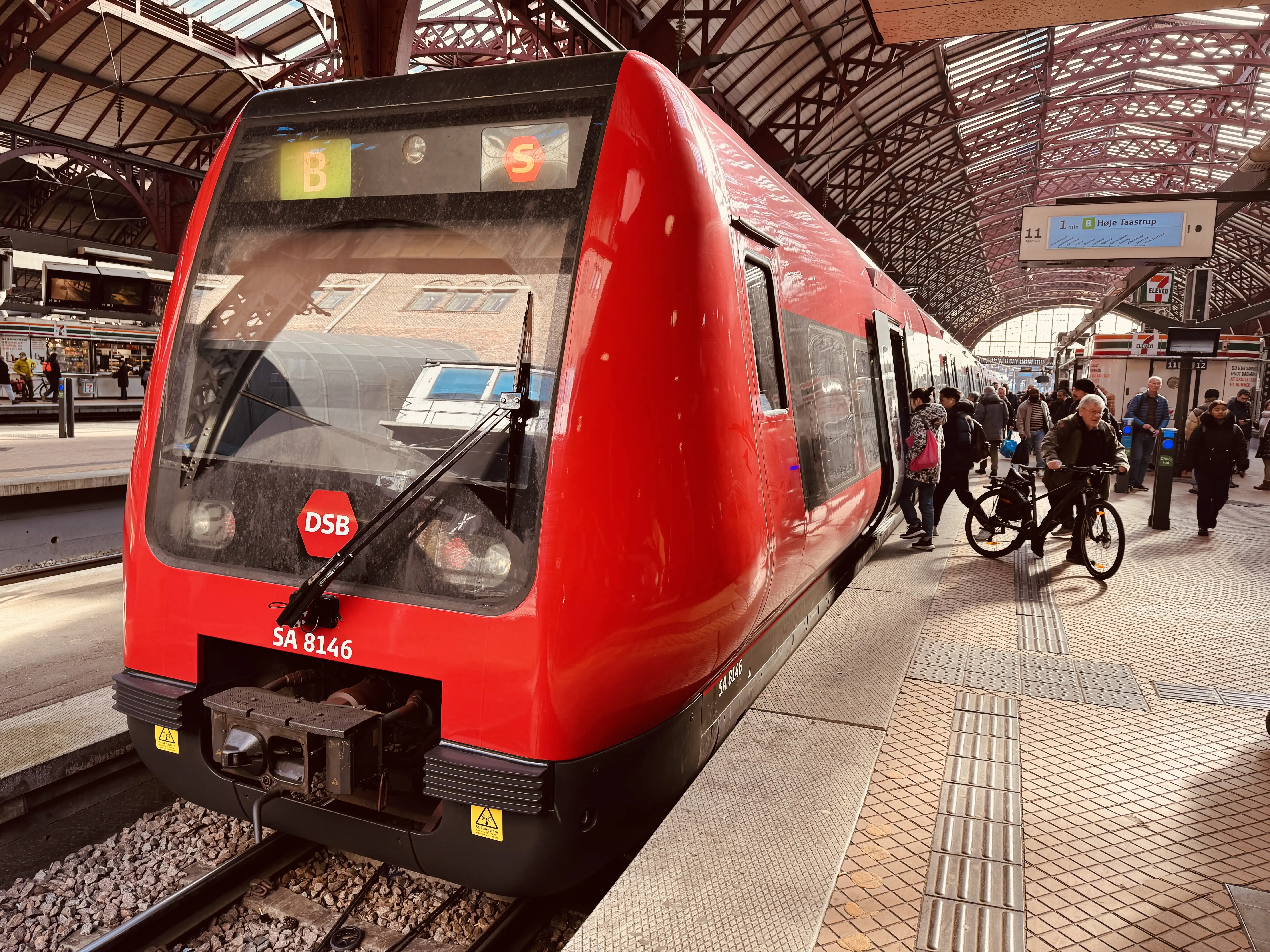 Billede af DSB SA 8146 fotograferet ud for København Hovedbanegård. Billede af DSB SA 8146 fotograferet ud for København Hovedbanegård.