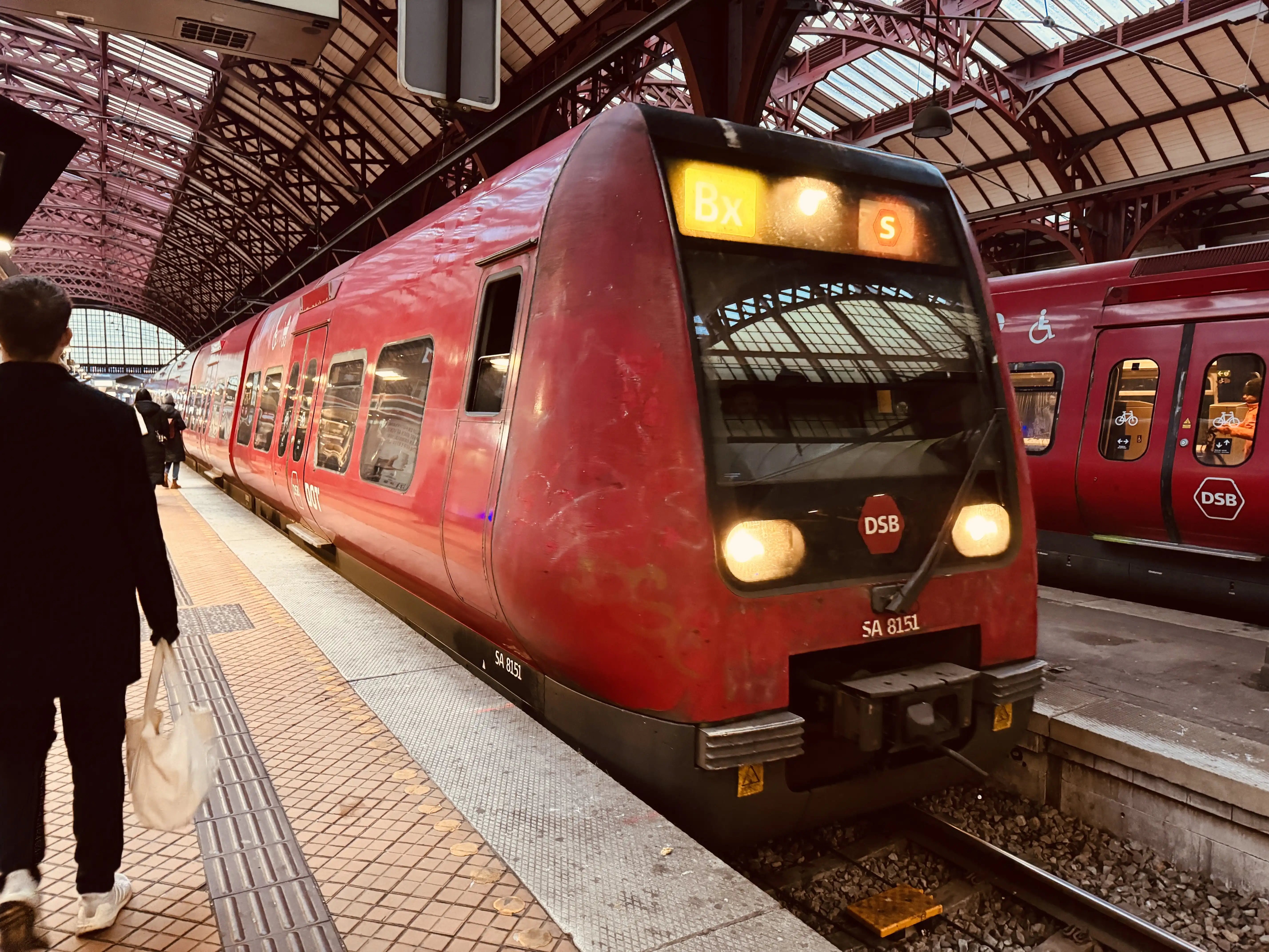 Billede af DSB SA 8151 fotograferet ud for København Hovedbanegård. Billede af DSB SA 8151 fotograferet ud for København Hovedbanegård.