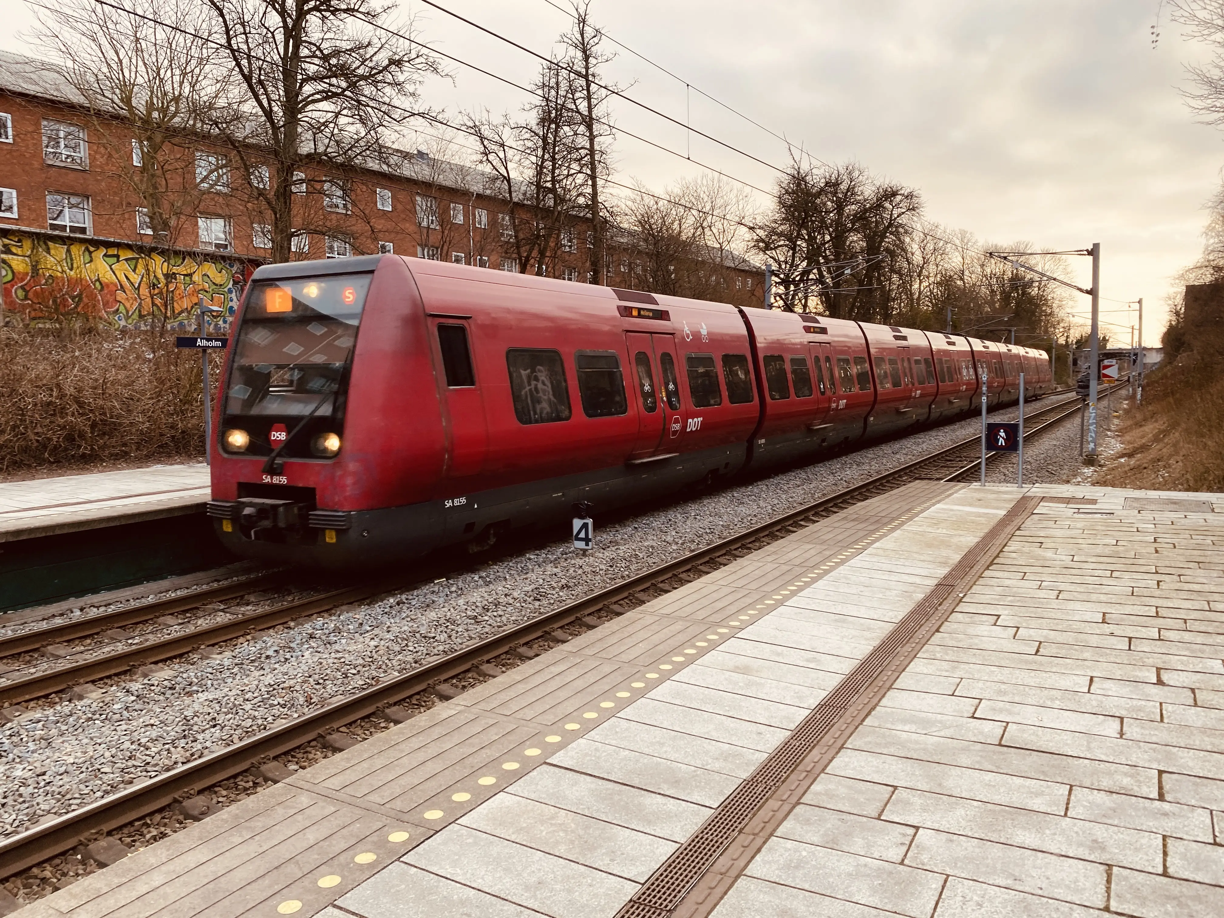 Billede af DSB SA 8155 fotograferet ud for Ålholm S-togstrinbræt.