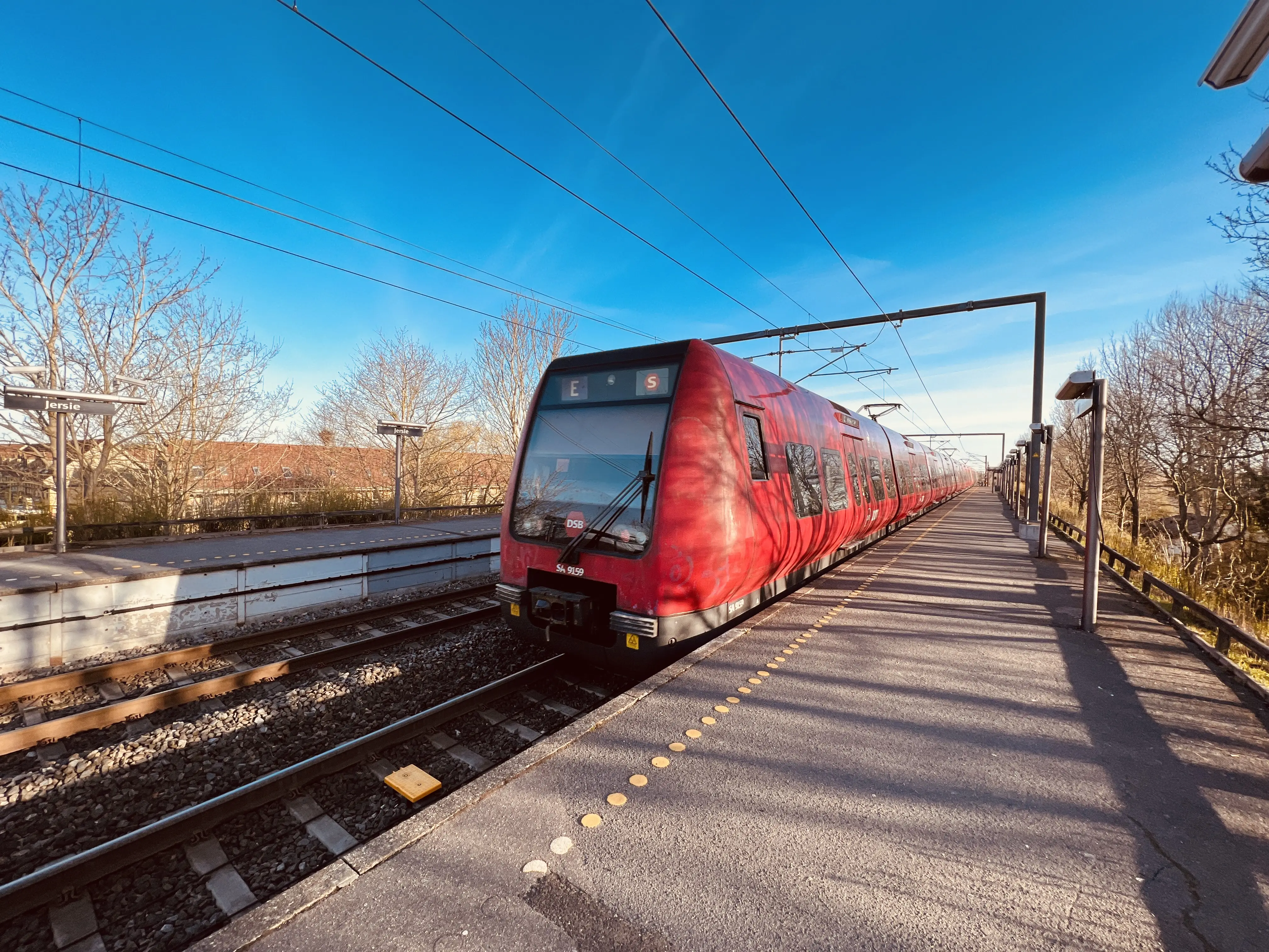Billede af DSB SA 8159 fotograferet ud for Jersie S-togstrinbræt. Billede af DSB SA 8159 fotograferet ud for Jersie S-togstrinbræt.