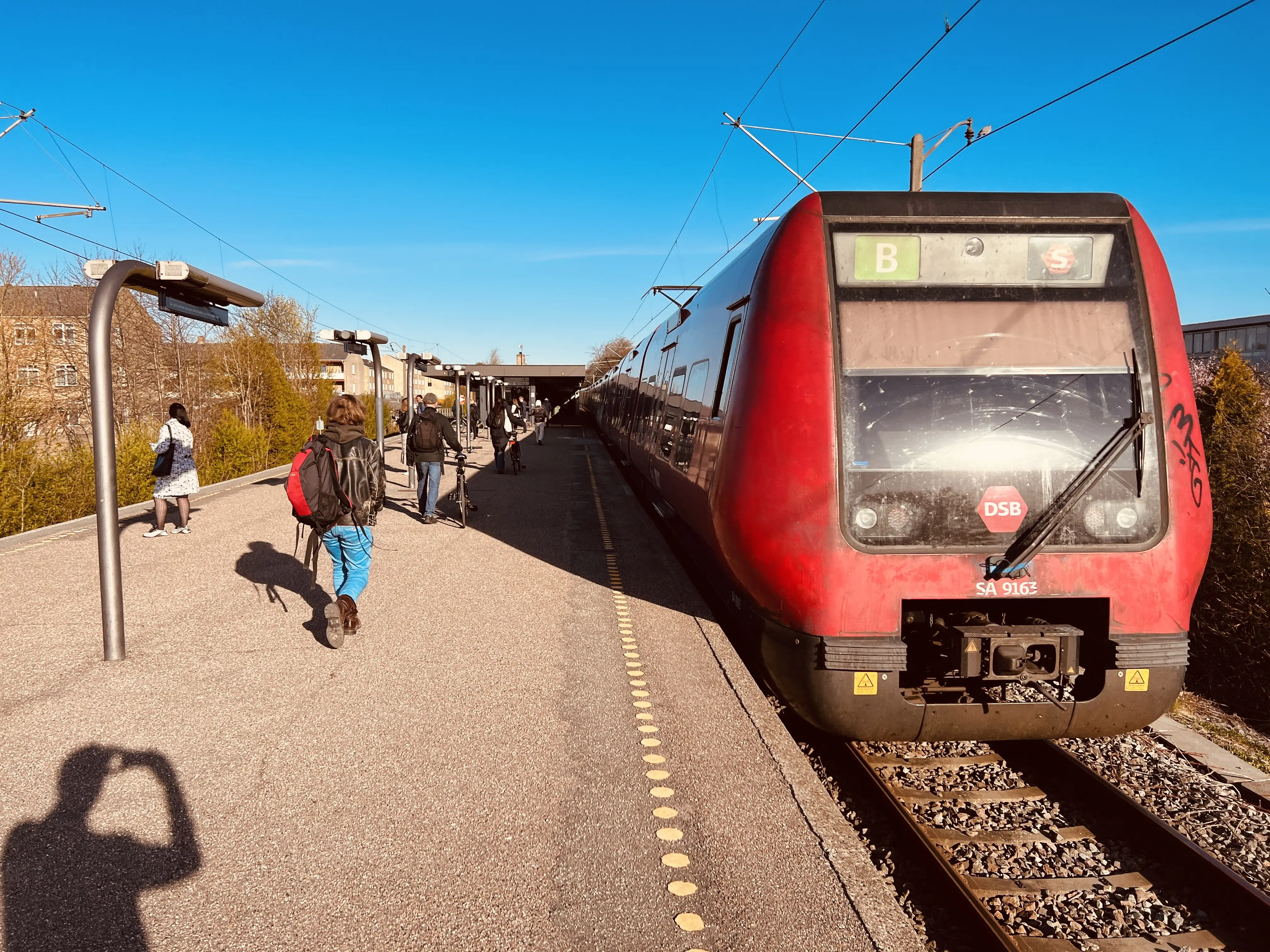 Billede af DSB SA 8163 fotograferet ud for Kildebakke S-togstrinbræt. Billede af DSB SA 8163 fotograferet ud for Kildebakke S-togstrinbræt.