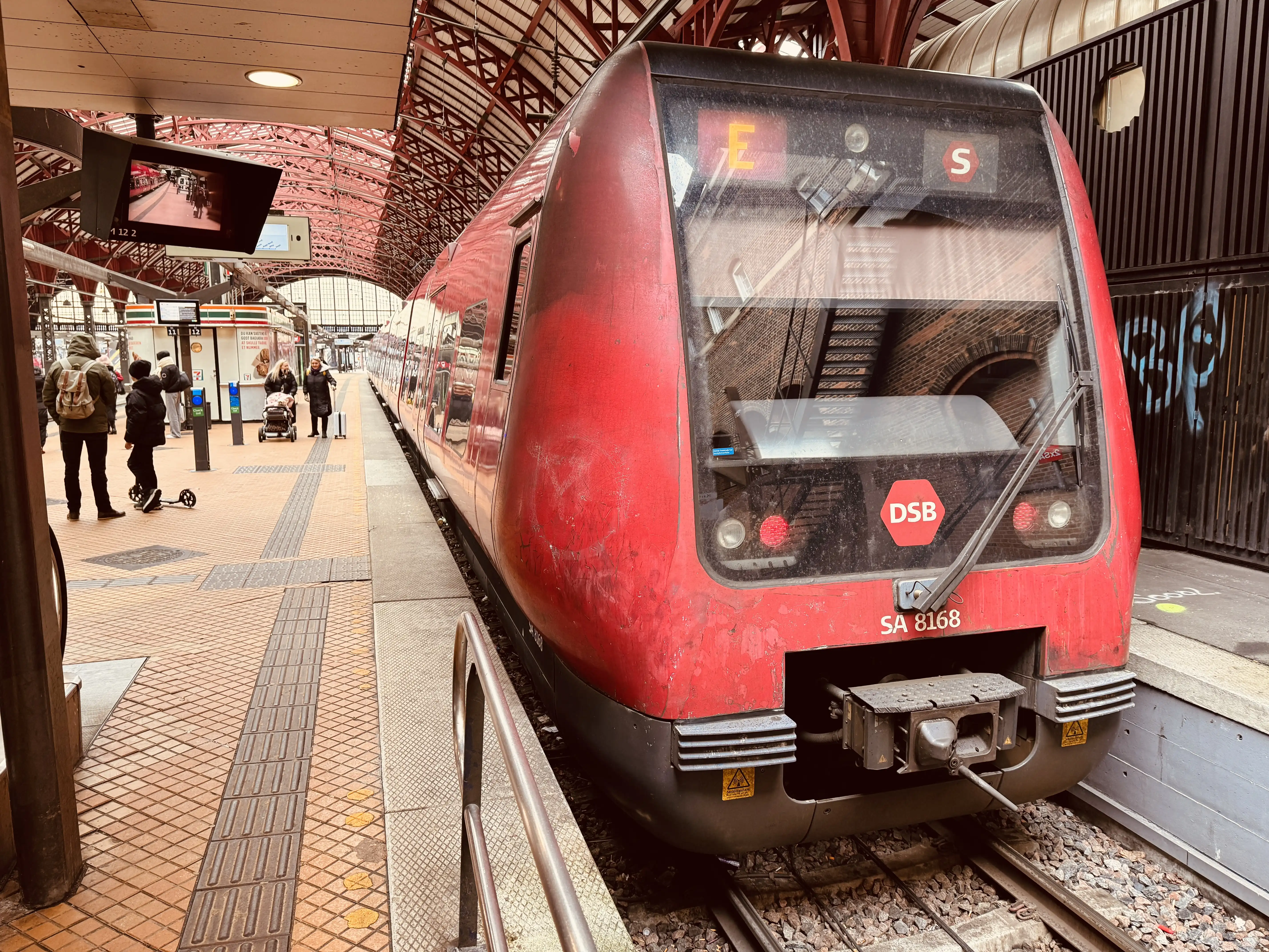 Billede af DSB SA 8168 fotograferet ud for København Hovedbanegård. Billede af DSB SA 8168 fotograferet ud for København Hovedbanegård.