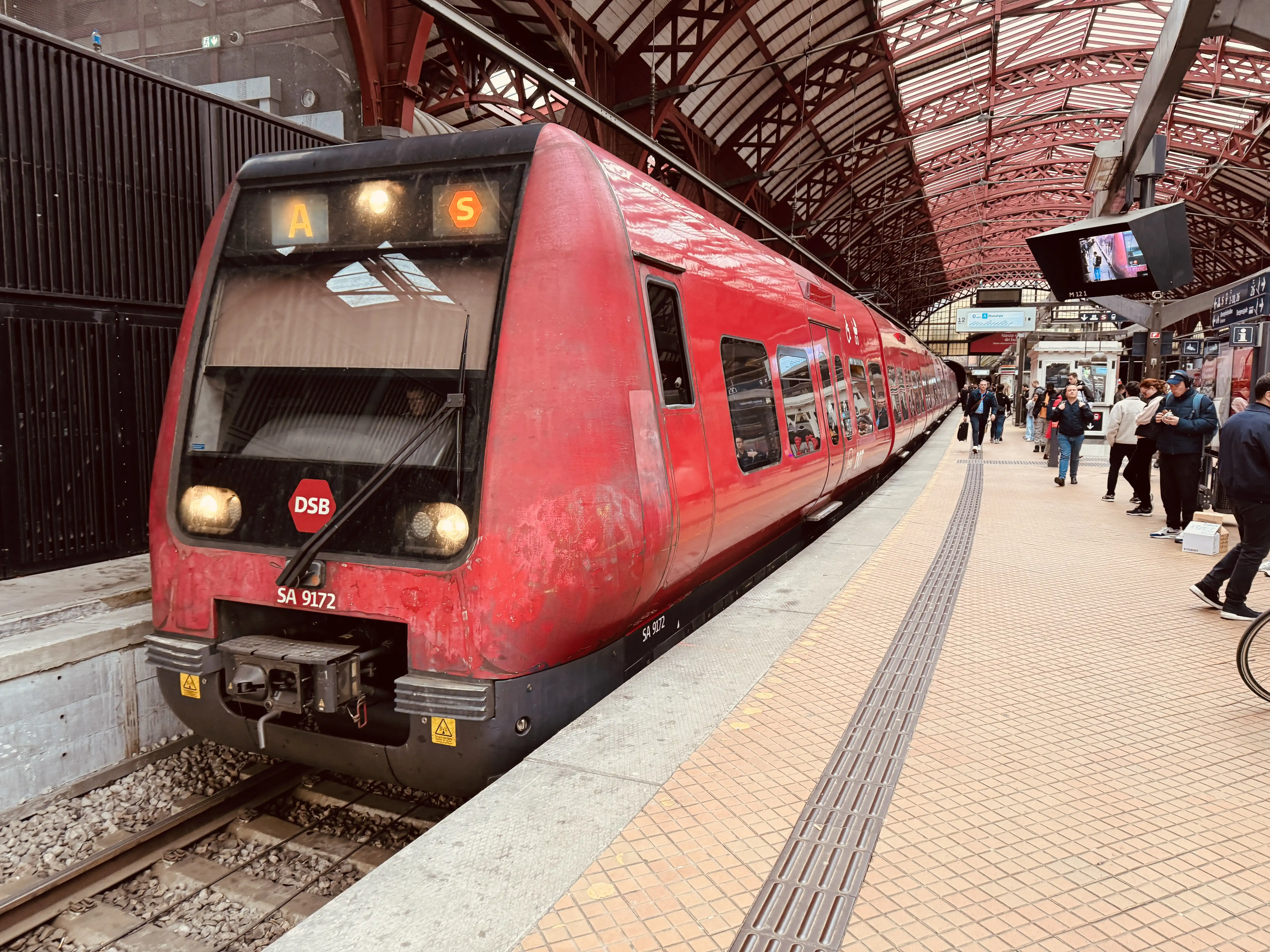 Billede af DSB SA 8172 fotograferet ud for København Hovedbanegård.