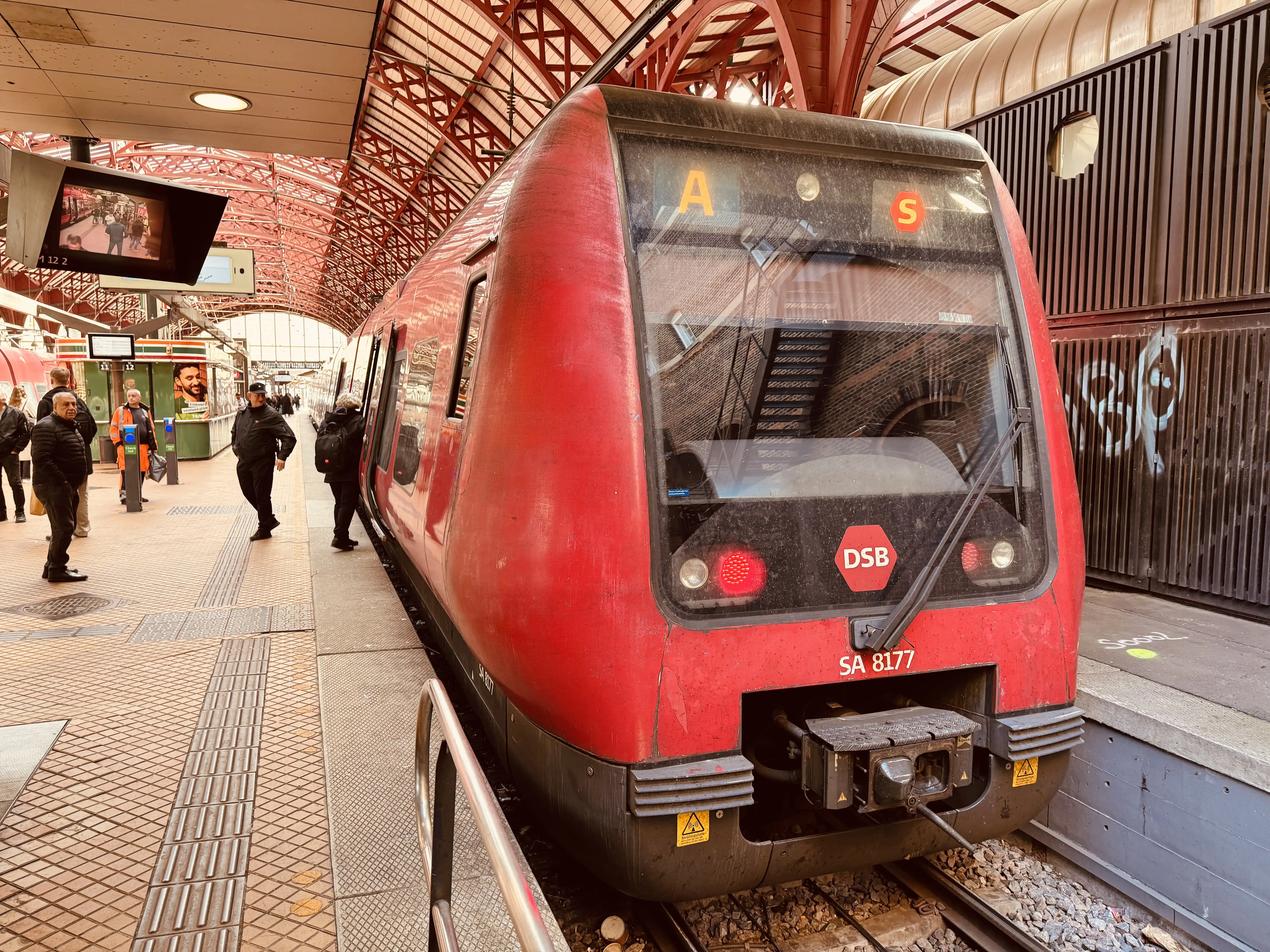 Billede af DSB SA 8177 fotograferet ud for København Hovedbanegård. Billede af DSB SA 8177 fotograferet ud for København Hovedbanegård.