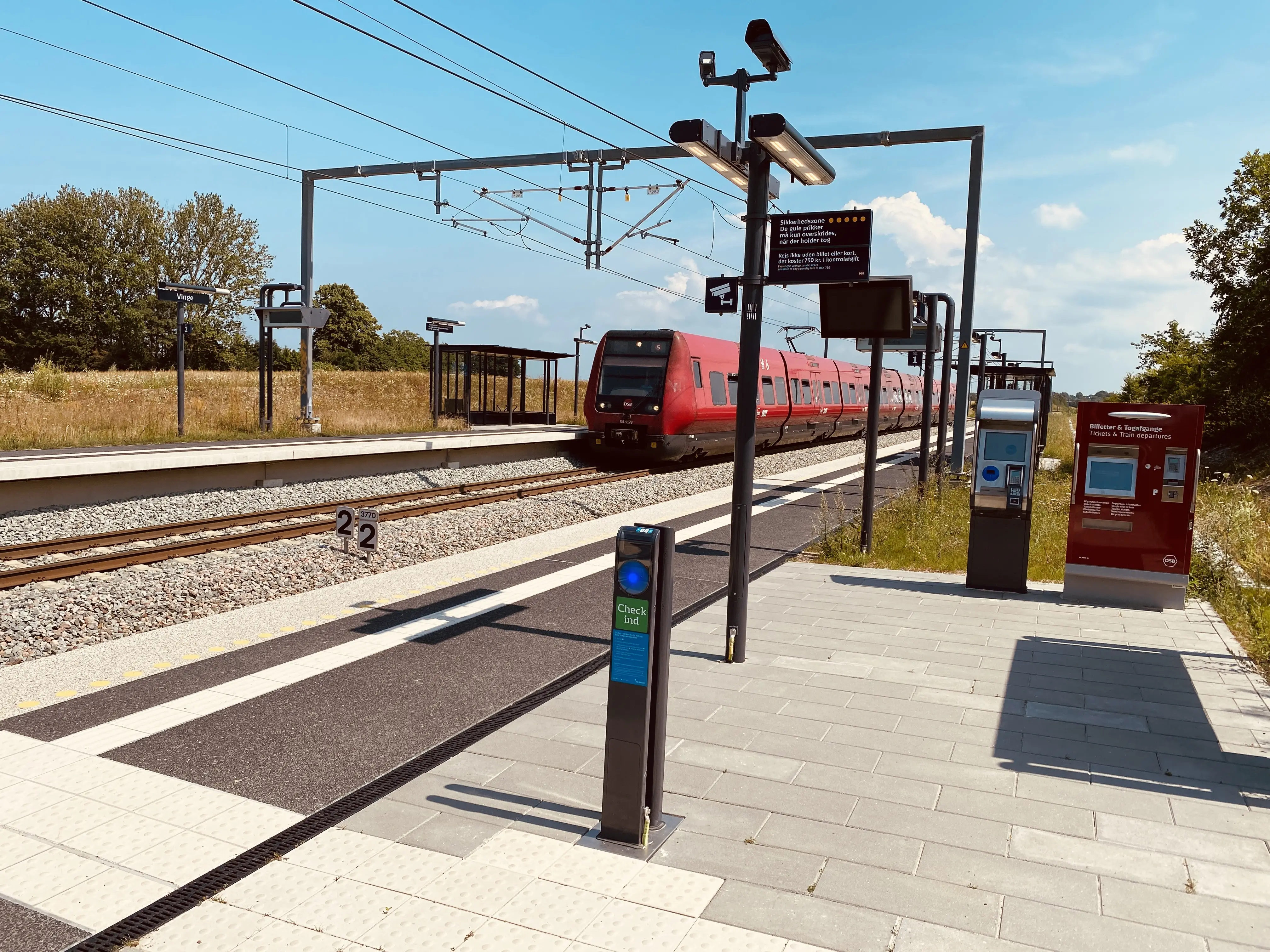 Billede af DSB SA 8178 fotograferet ud for Vinge S-togstrinbræt. Billede af DSB SA 8178 fotograferet ud for Vinge S-togstrinbræt.