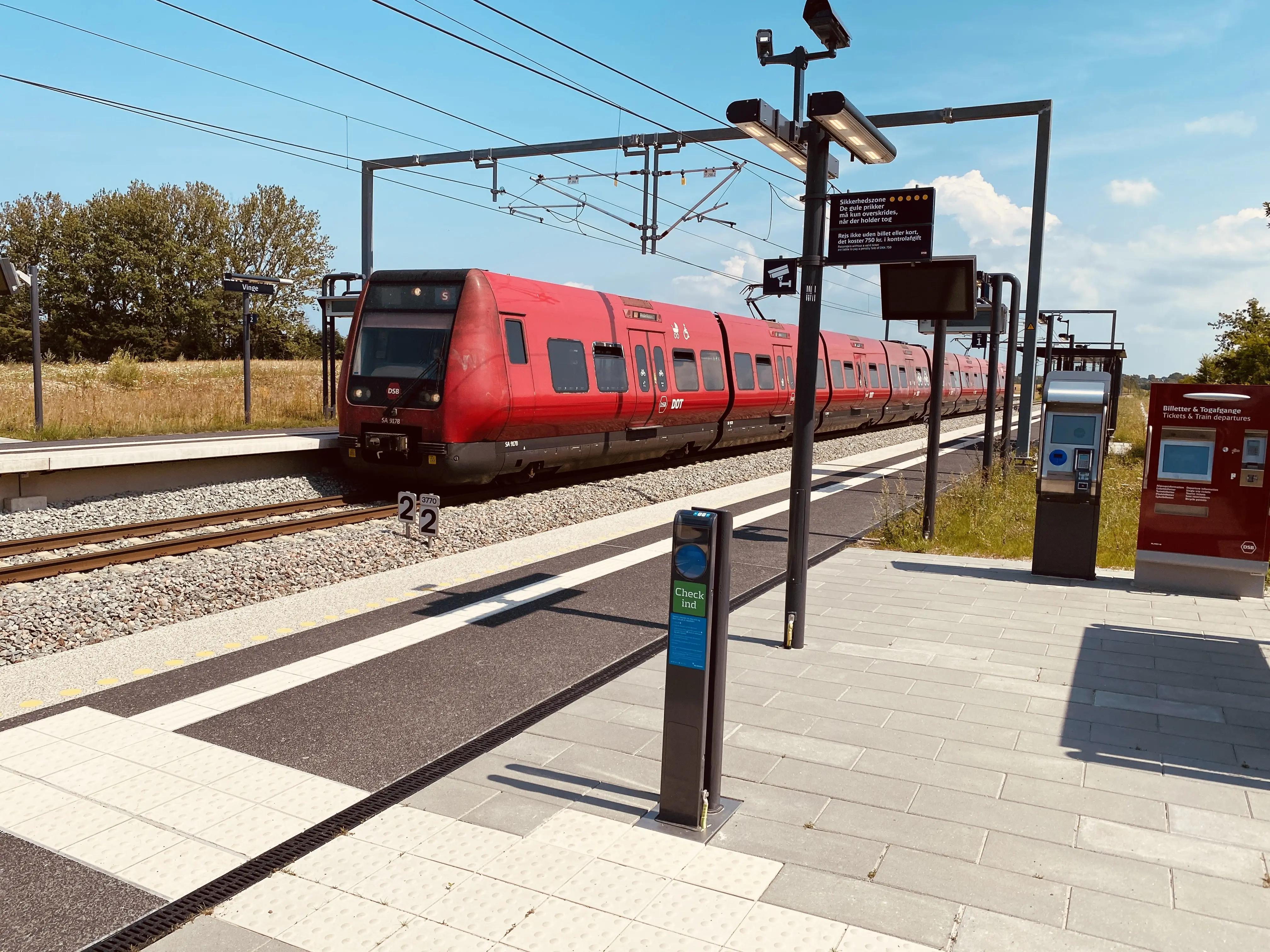 Billede af DSB SA 8178 fotograferet ud for Vinge S-togstrinbræt. Billede af DSB SA 8178 fotograferet ud for Vinge S-togstrinbræt.