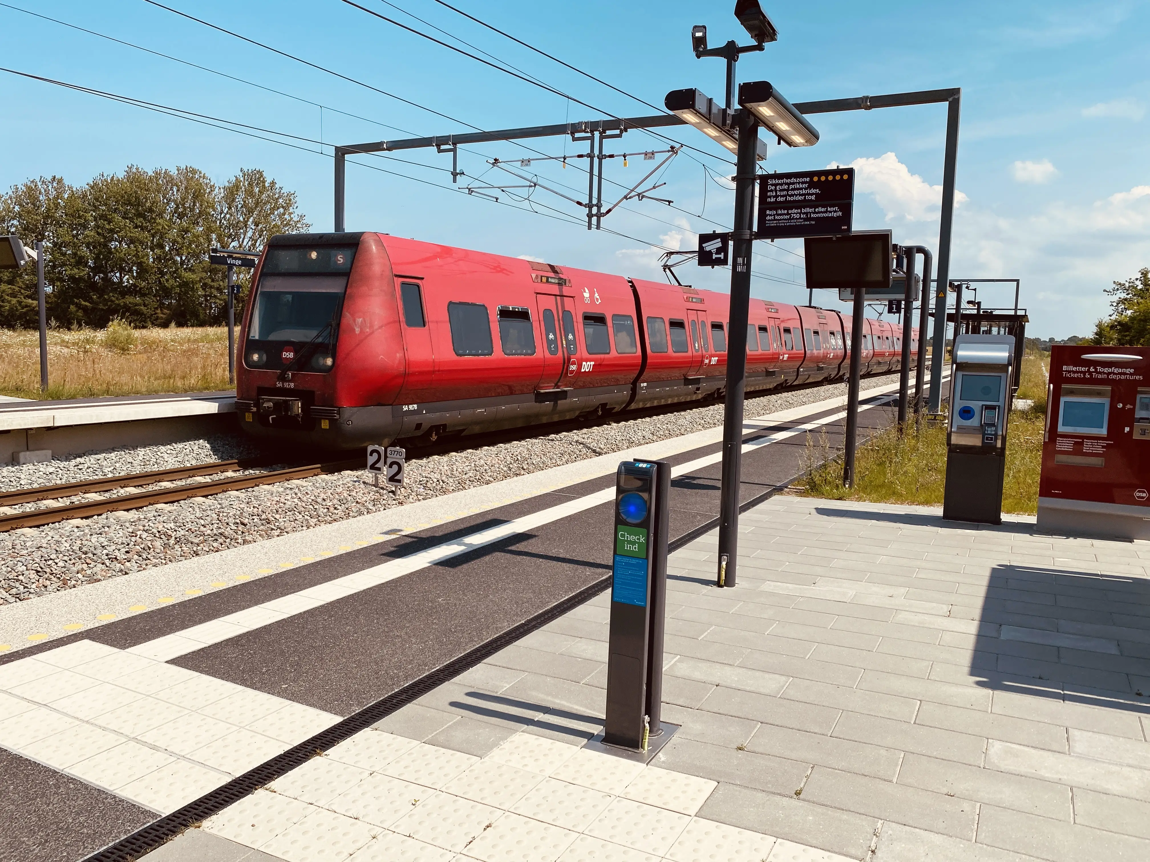 Billede af DSB SA 8179 fotograferet ud for Dybbølsbro S-togstrinbræt.