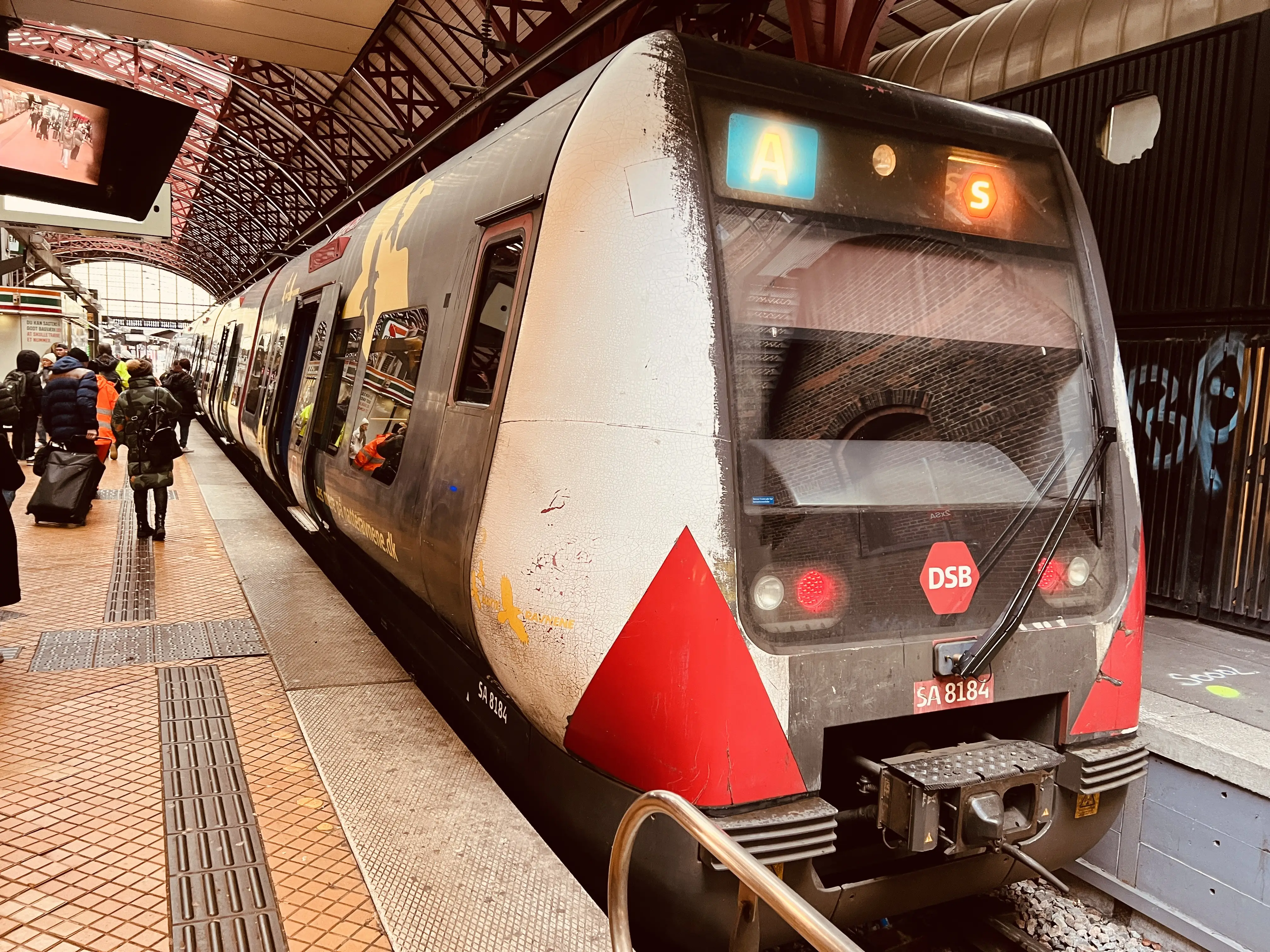 Billede af DSB SA 8184 fotograferet ud for København Hovedbanegård. Billede af DSB SA 8184 fotograferet ud for København Hovedbanegård.