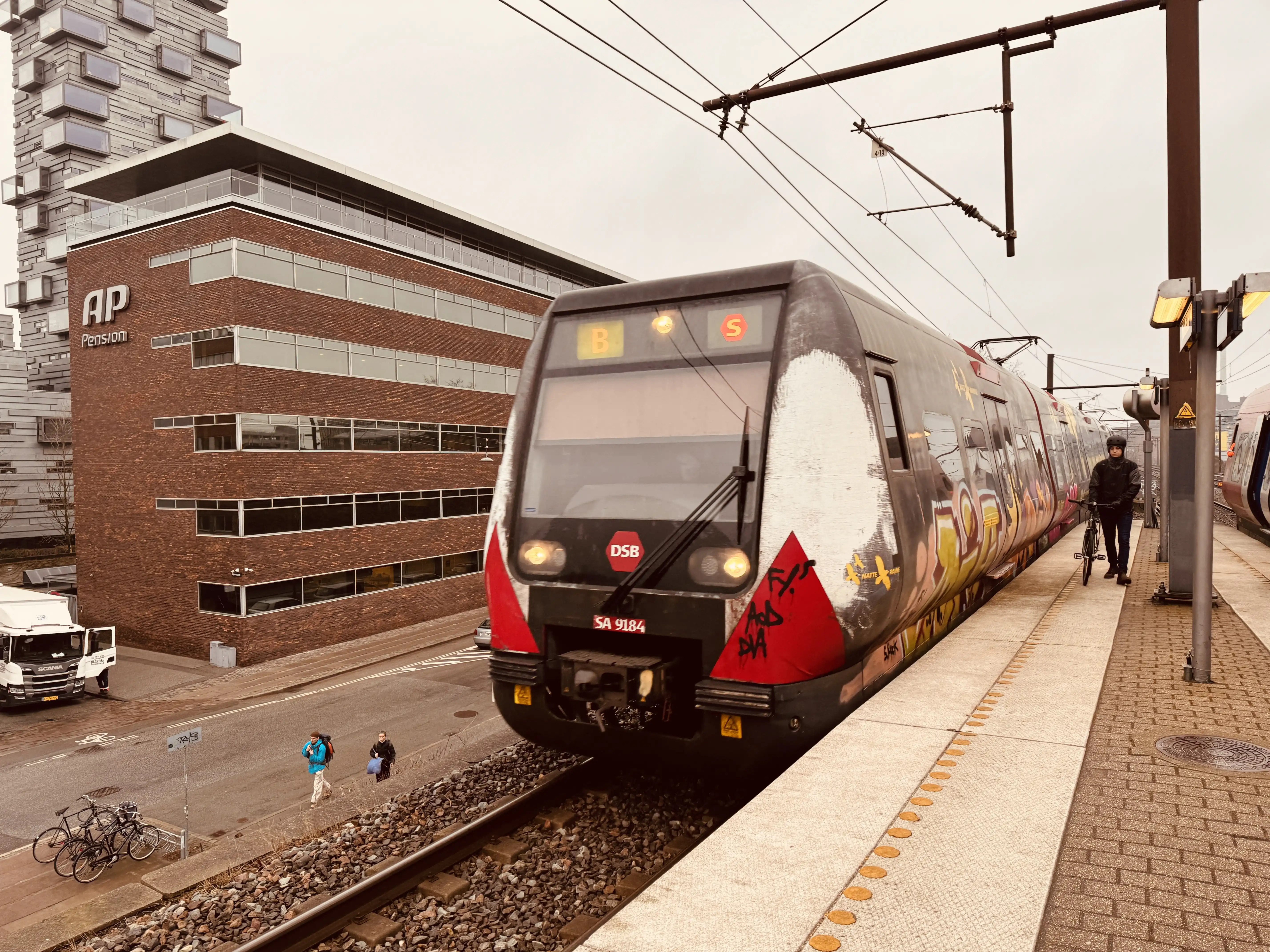 Billede af DSB SA 8184 fotograferet ud for Nordhavn S-togstrinbræt. Billede af DSB SA 8184 fotograferet ud for Nordhavn S-togstrinbræt.