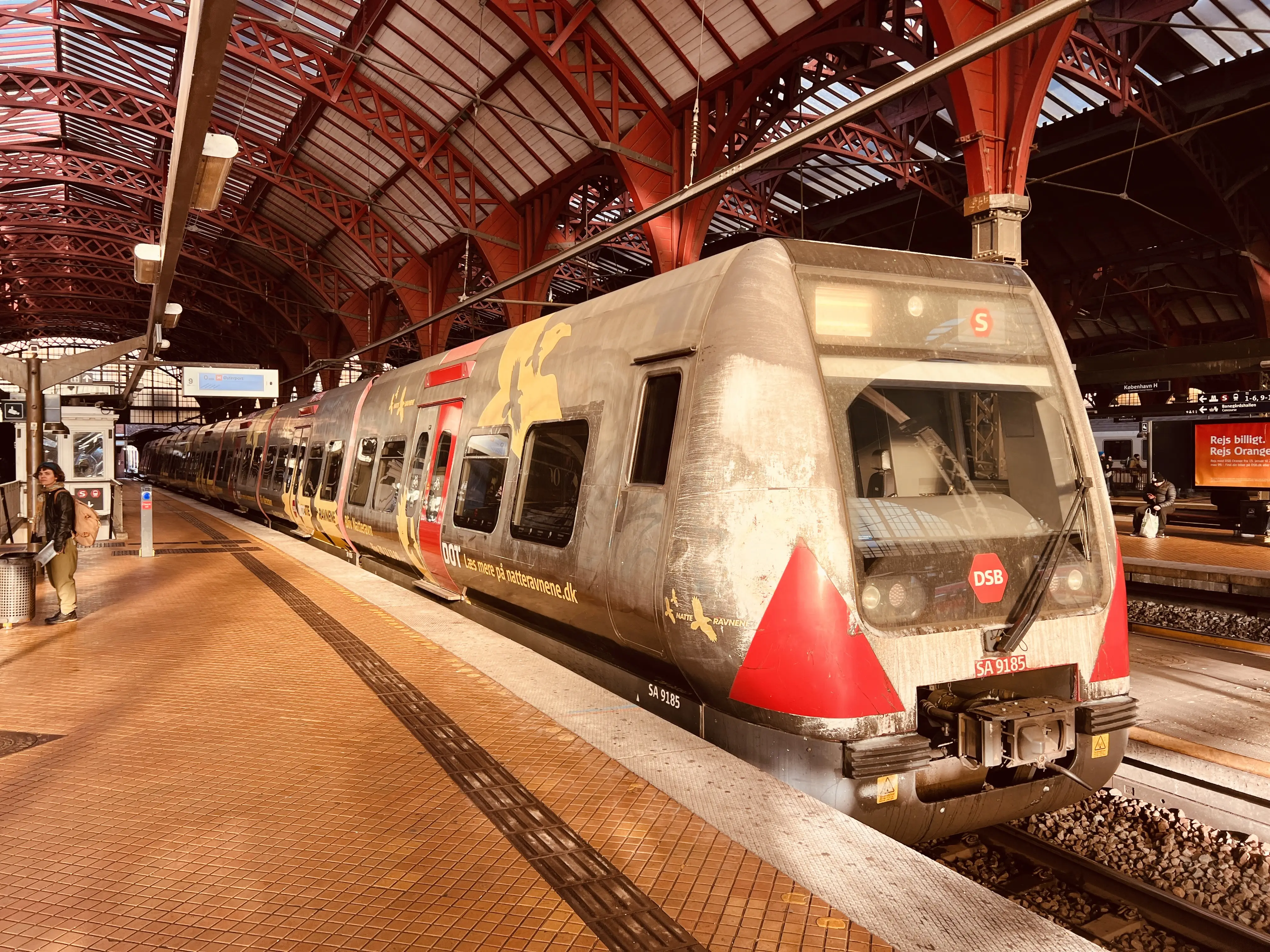 Billede af DSB SA 8185 fotograferet ud for København Hovedbanegård.