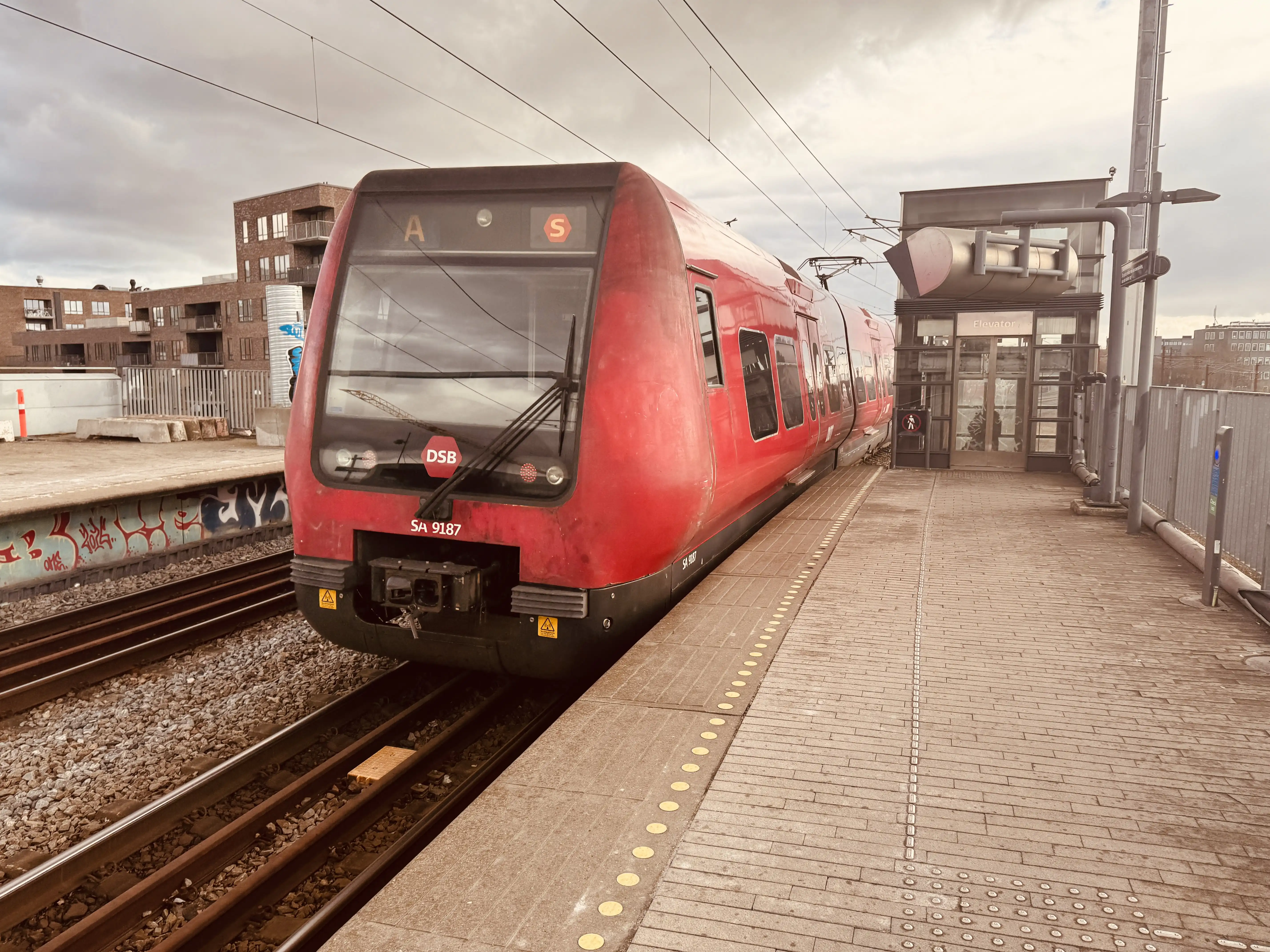 Billede af DSB SA 8187 fotograferet ud for København Syd Trinbræt. Billede af DSB SA 8187 fotograferet ud for København Syd Trinbræt.