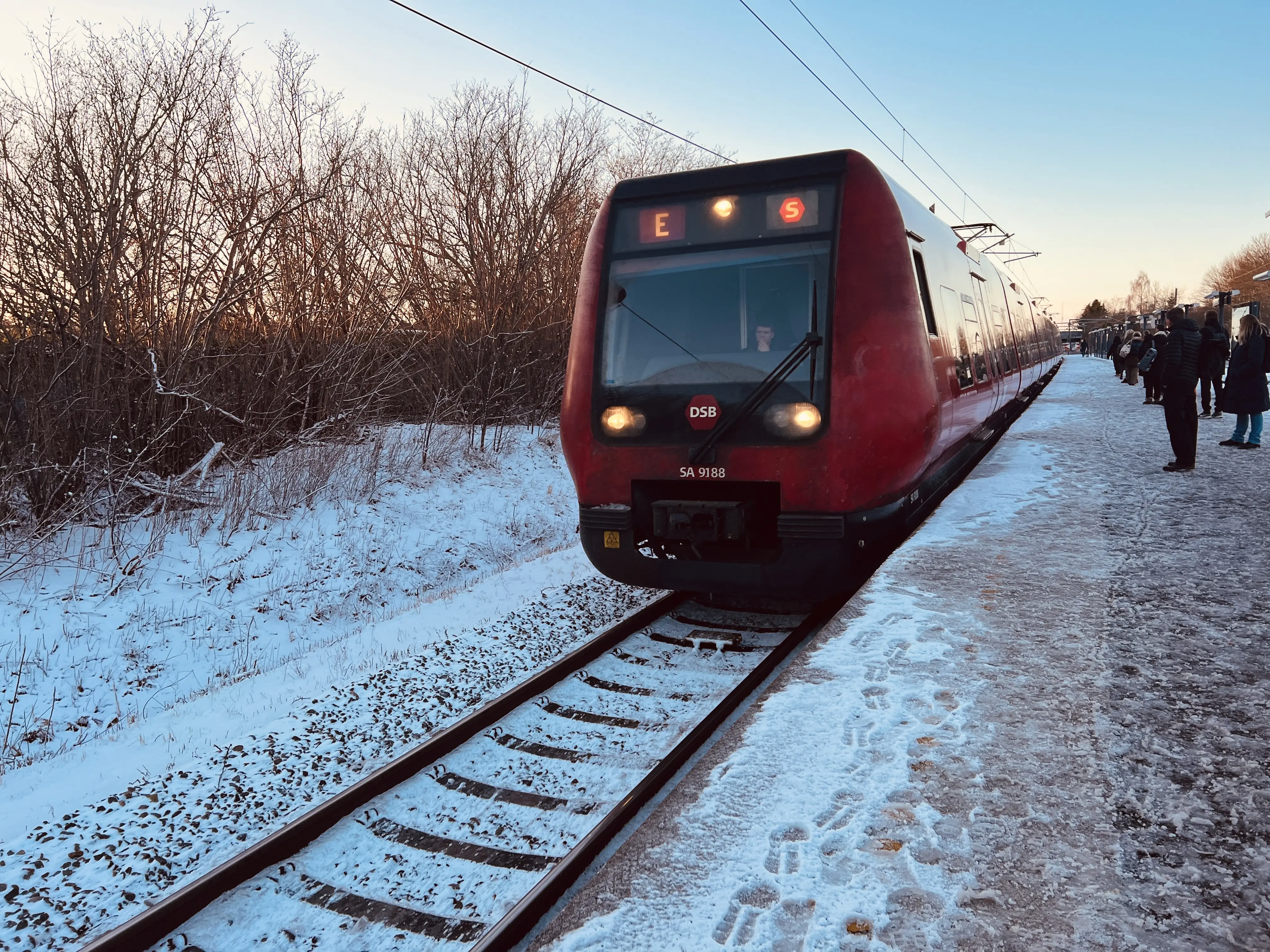 Billede af DSB SA 8188 fotograferet ud for Jægersborg S-togstrinbræt. Billede af DSB SA 8188 fotograferet ud for Jægersborg S-togstrinbræt.