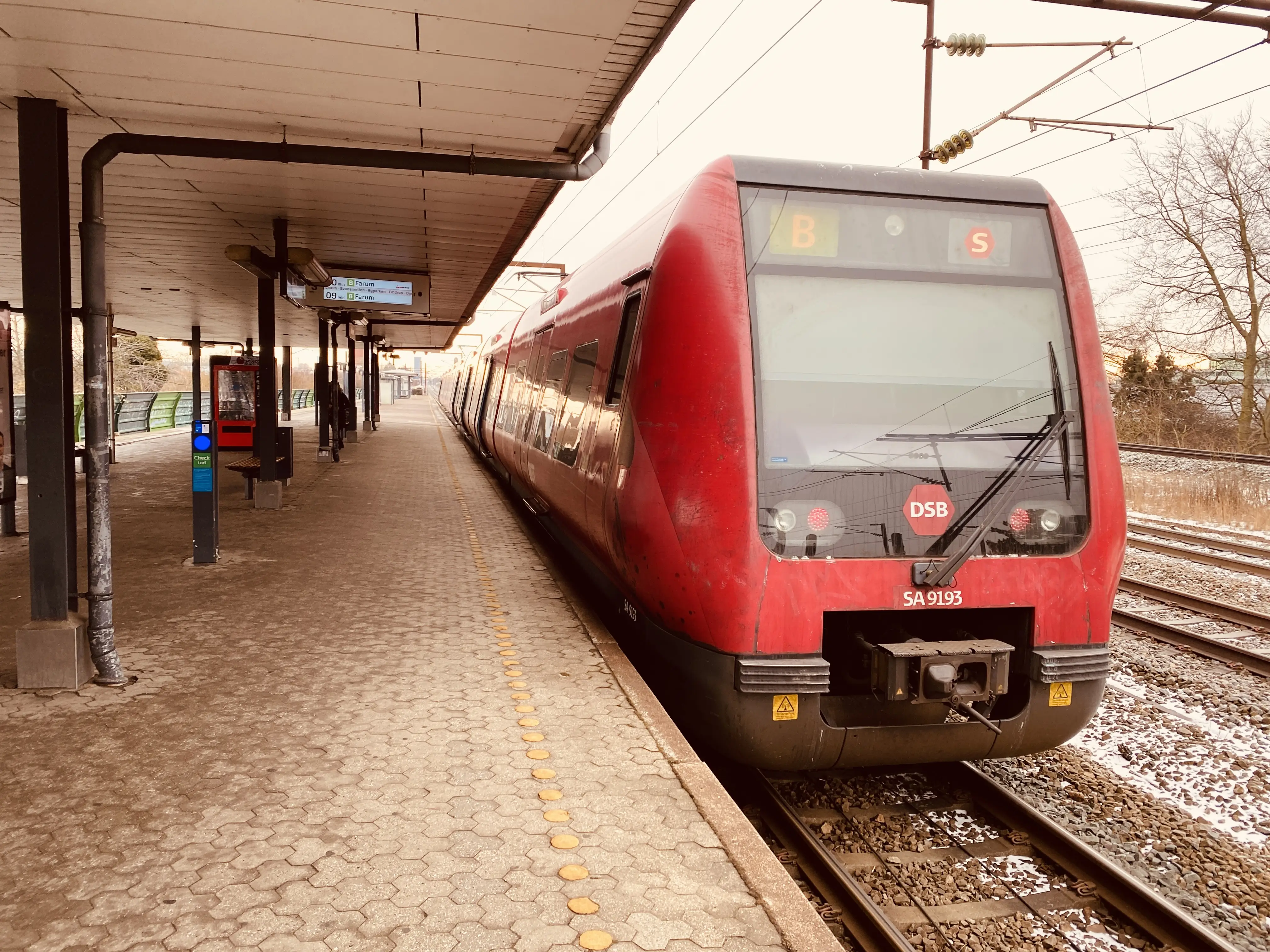 Billede af DSB SA 8193 fotograferet ud for Hvidovre Nær S-togstrinbræt.