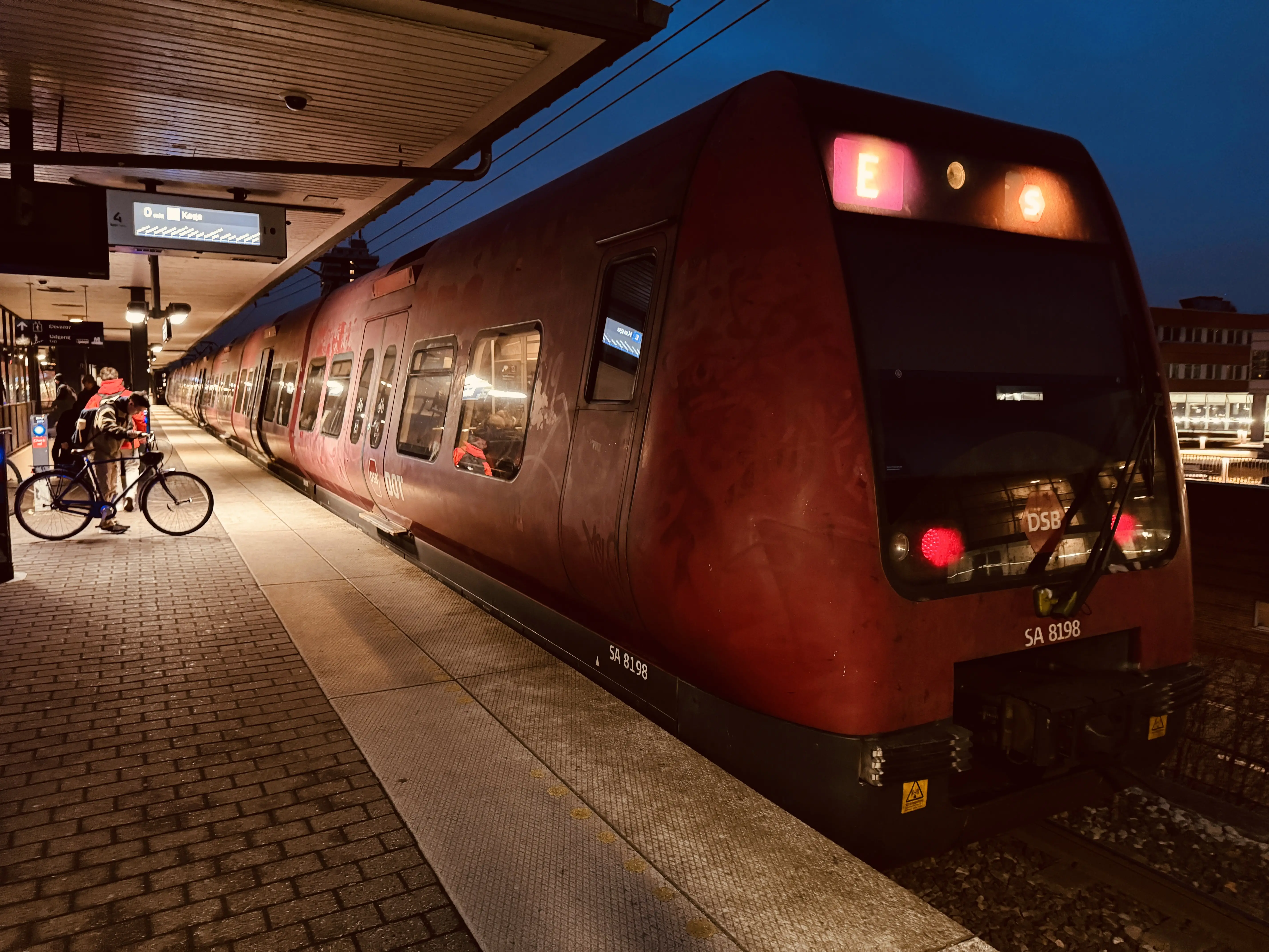 Billede af DSB SA 8198 fotograferet ud for Nordhavn S-togstrinbræt. Billede af DSB SA 8198 fotograferet ud for Nordhavn S-togstrinbræt.