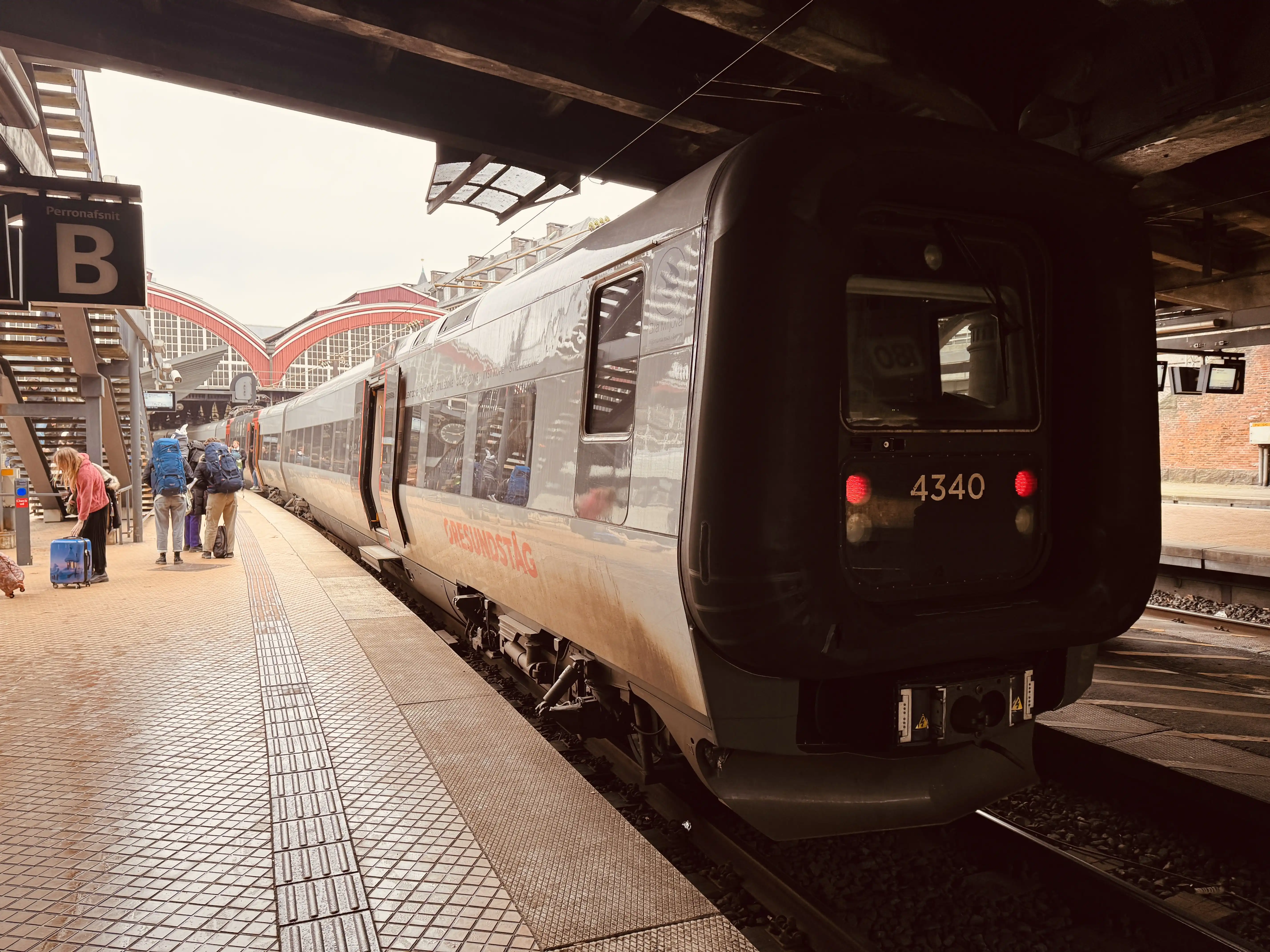 Billede af DSB ET 4340 fotograferet ud for København Hovedbanegård.