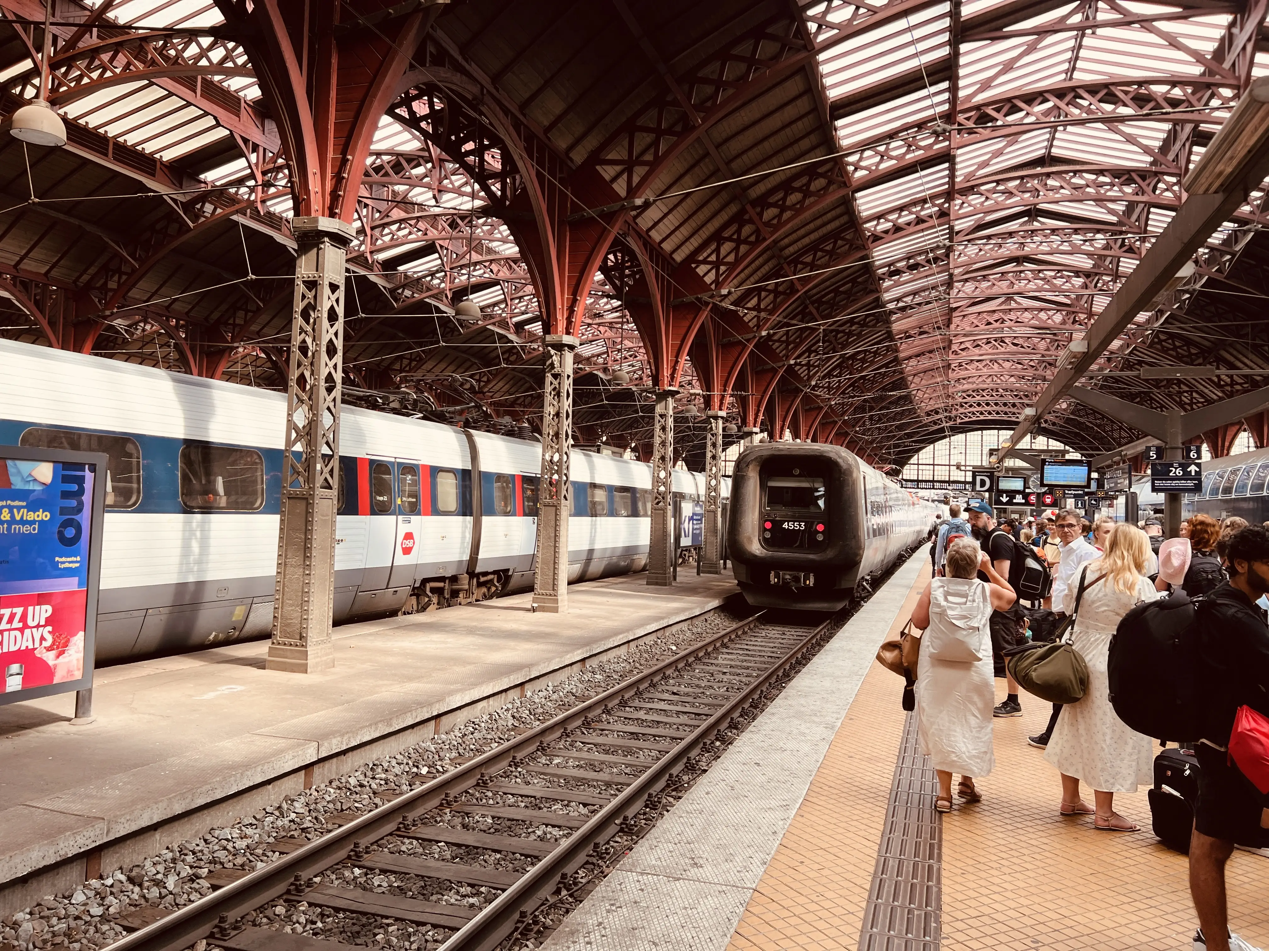 Billede af DSB ET 4353 fotograferet ud for København Hovedbanegård.