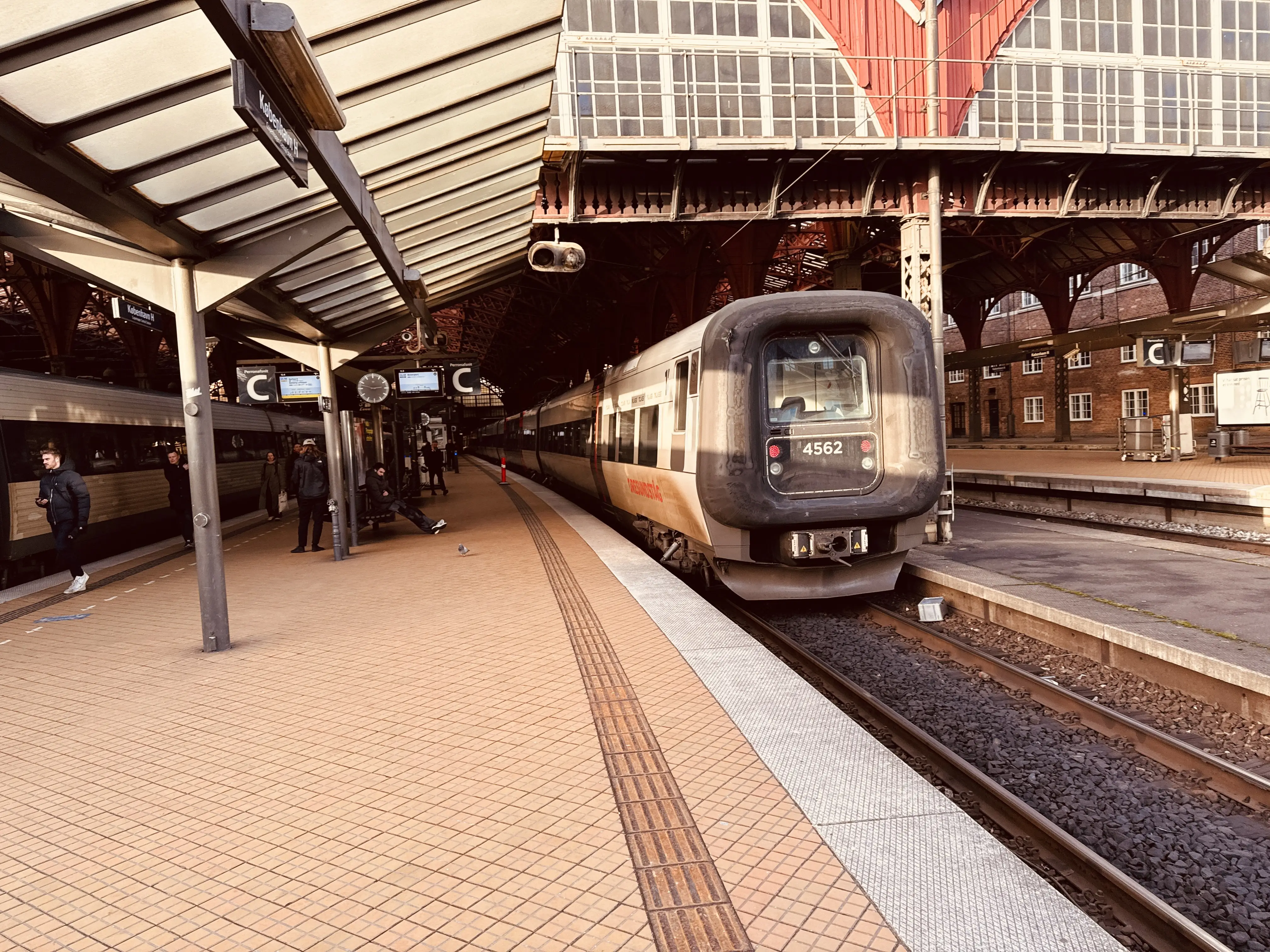 Billede af DSB ET 4362 fotograferet ud for København Hovedbanegård.