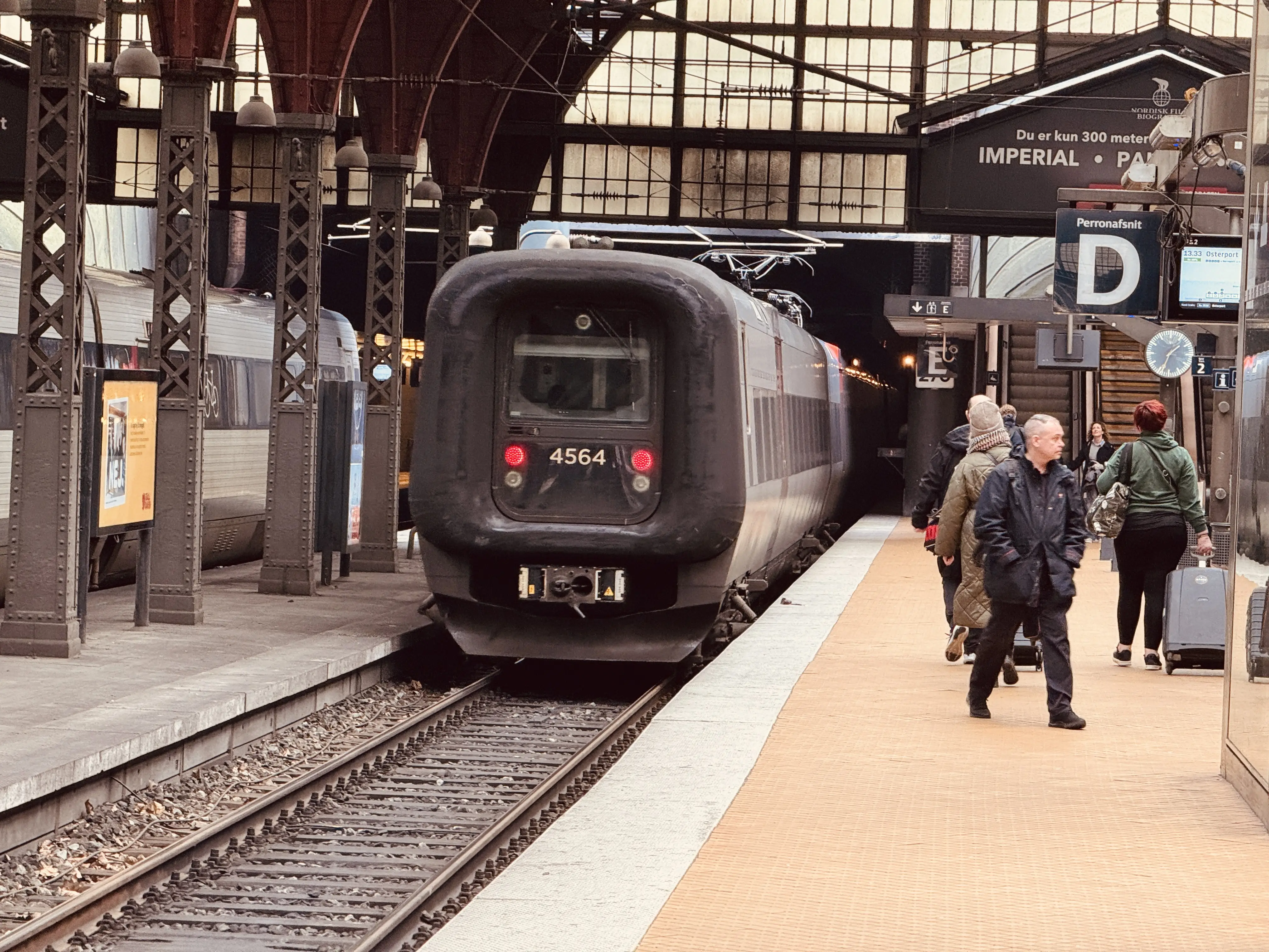 Billede af DSB ET 4364 fotograferet ud for København Hovedbanegård.
