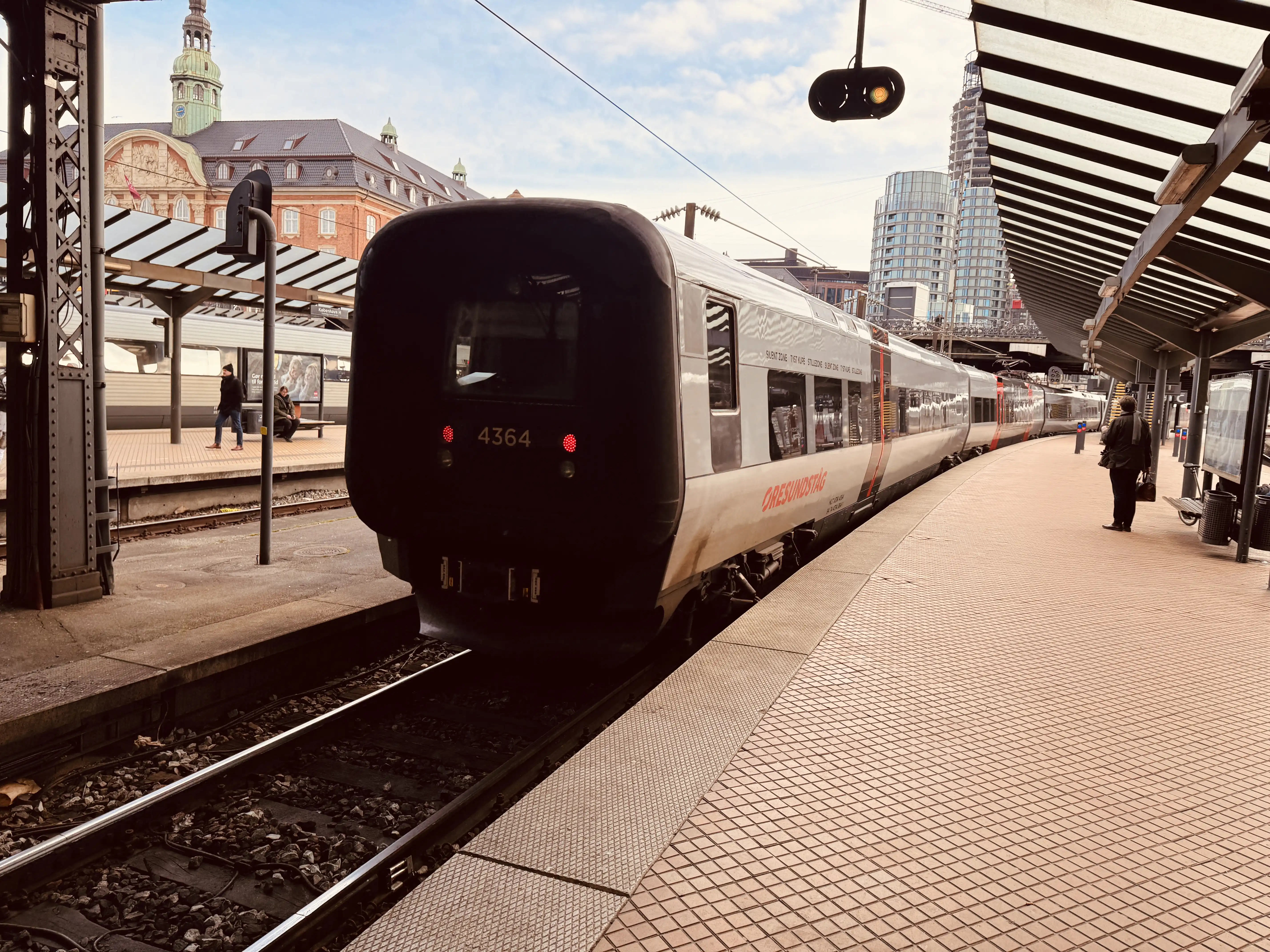 Billede af DSB ET 4364 fotograferet ud for København Hovedbanegård.